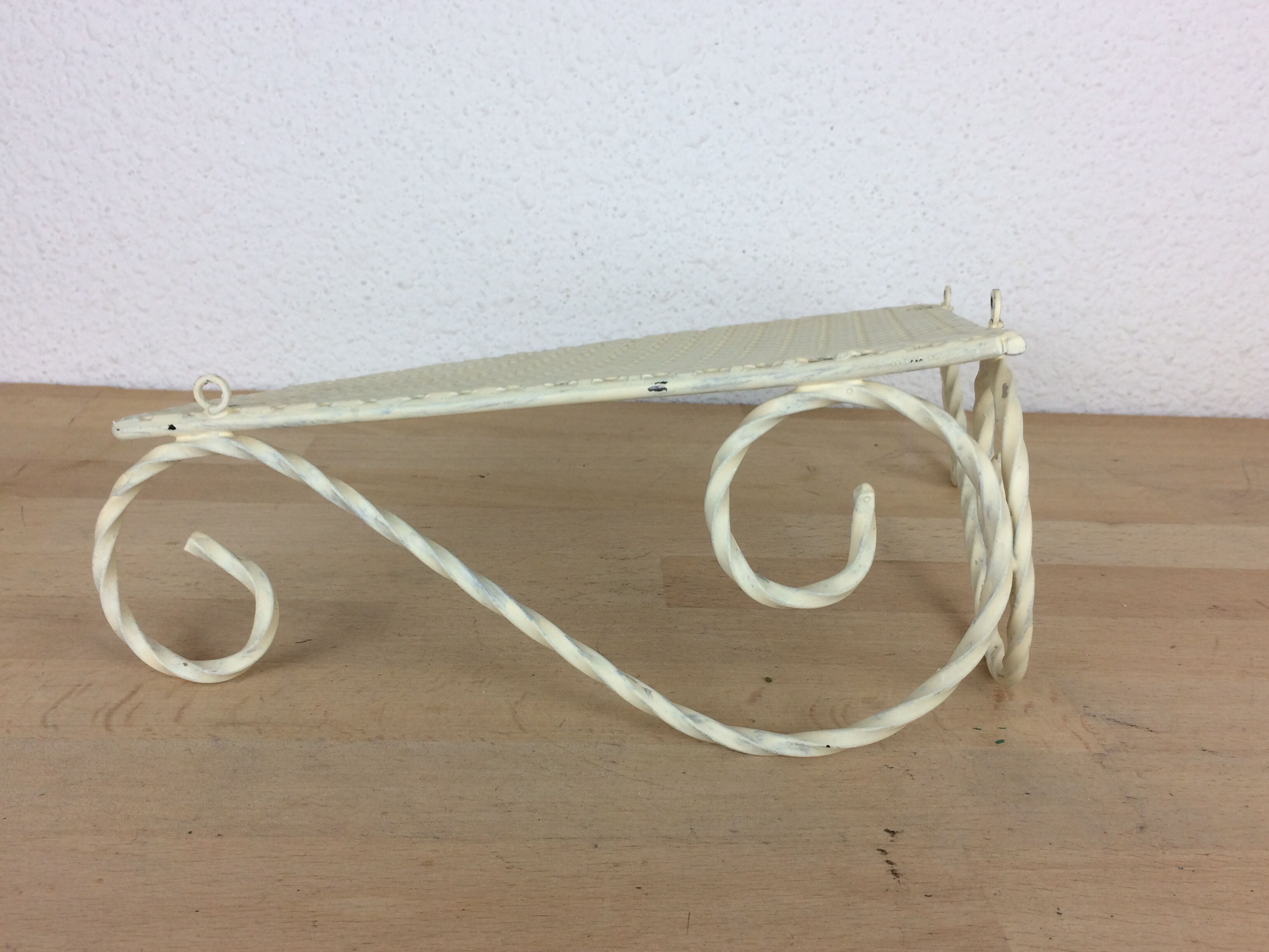 Notch, corner shelf in white perforated sheet metal