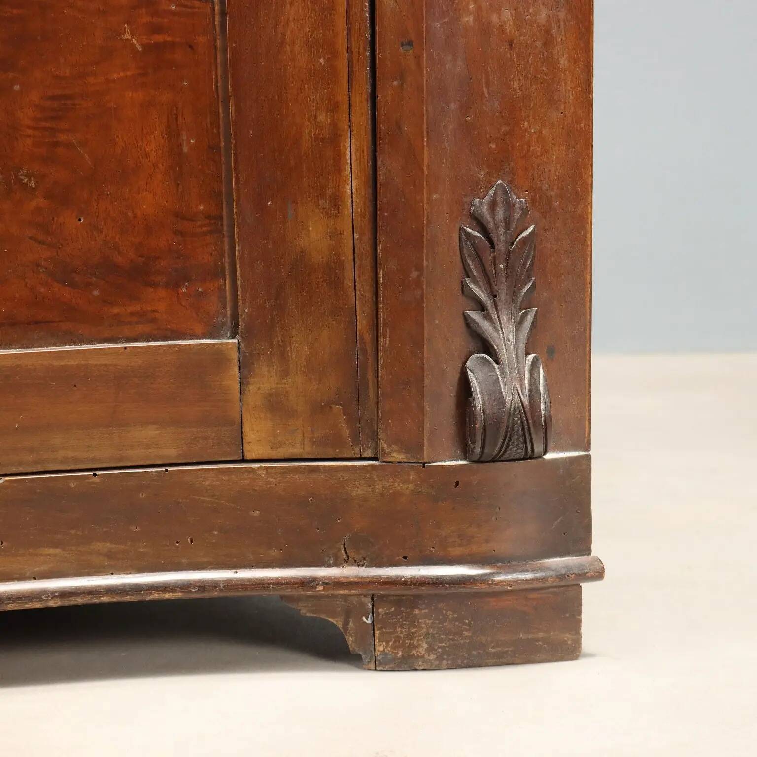 Antique corner cabinet in carved walnut, Italy, 19th century