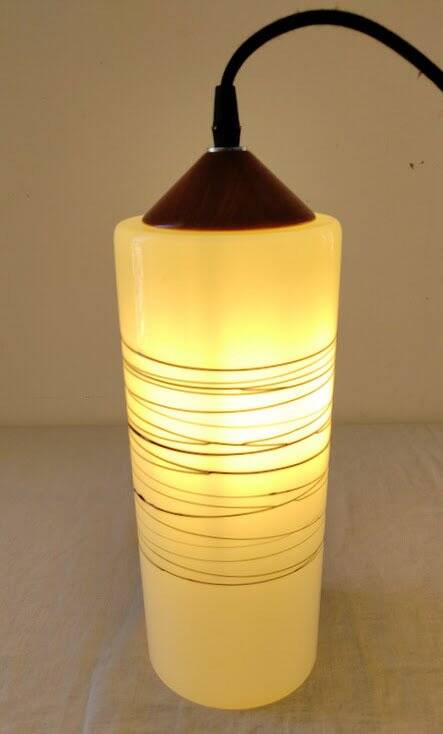Suspension cylindrique en opaline zébré verre et teck vernis