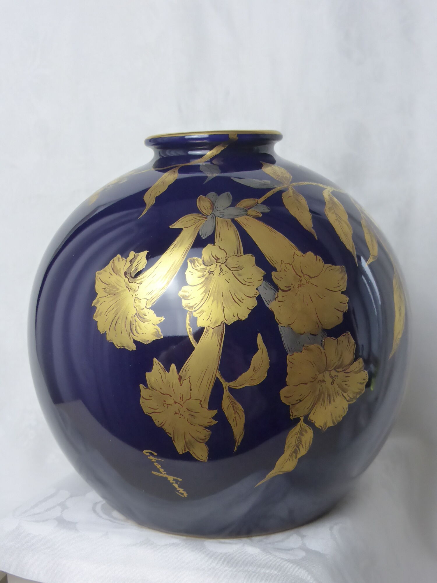 Vase in Limoges porcelain midnight blue signed Chaufriasse-Diam. 20cm