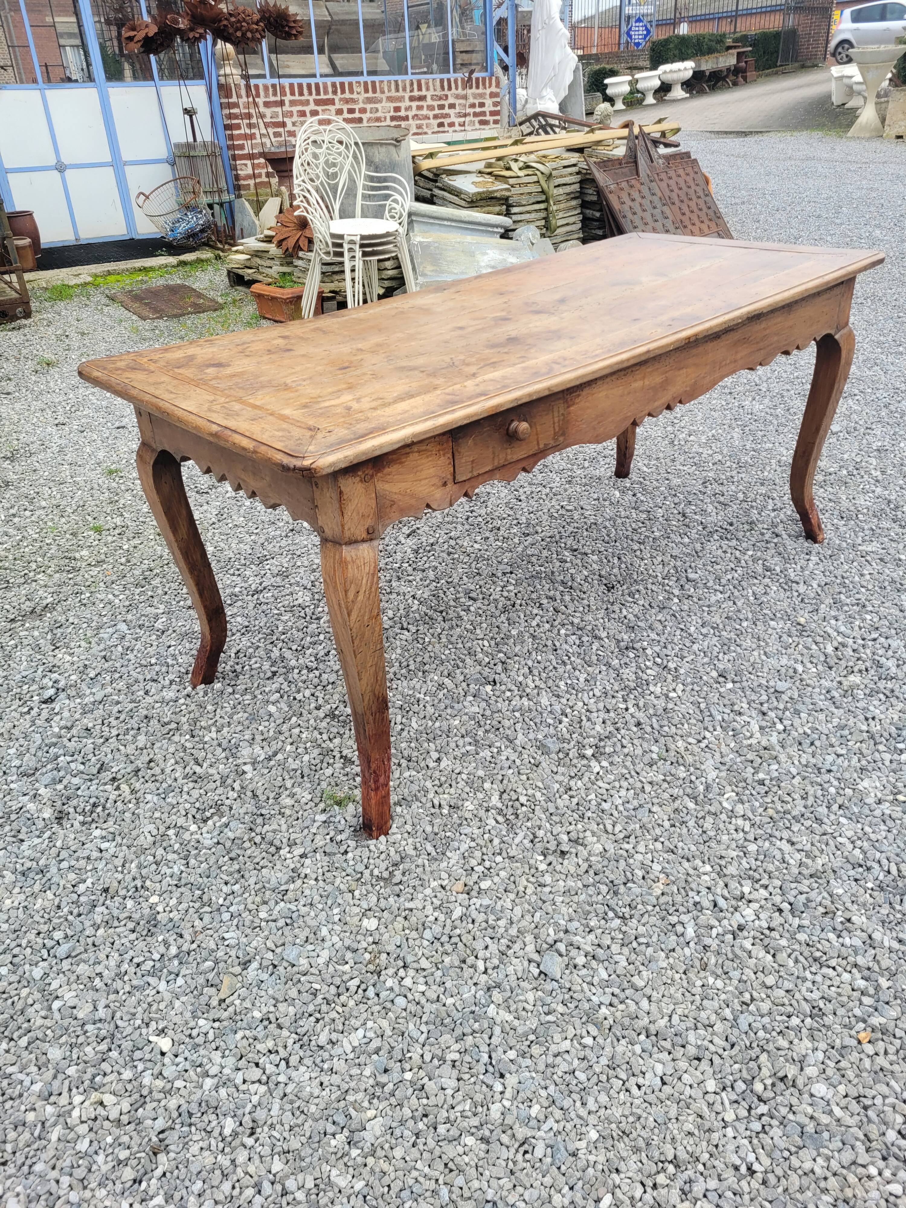Table de ferme XVIIIème style Louis XV en merisier