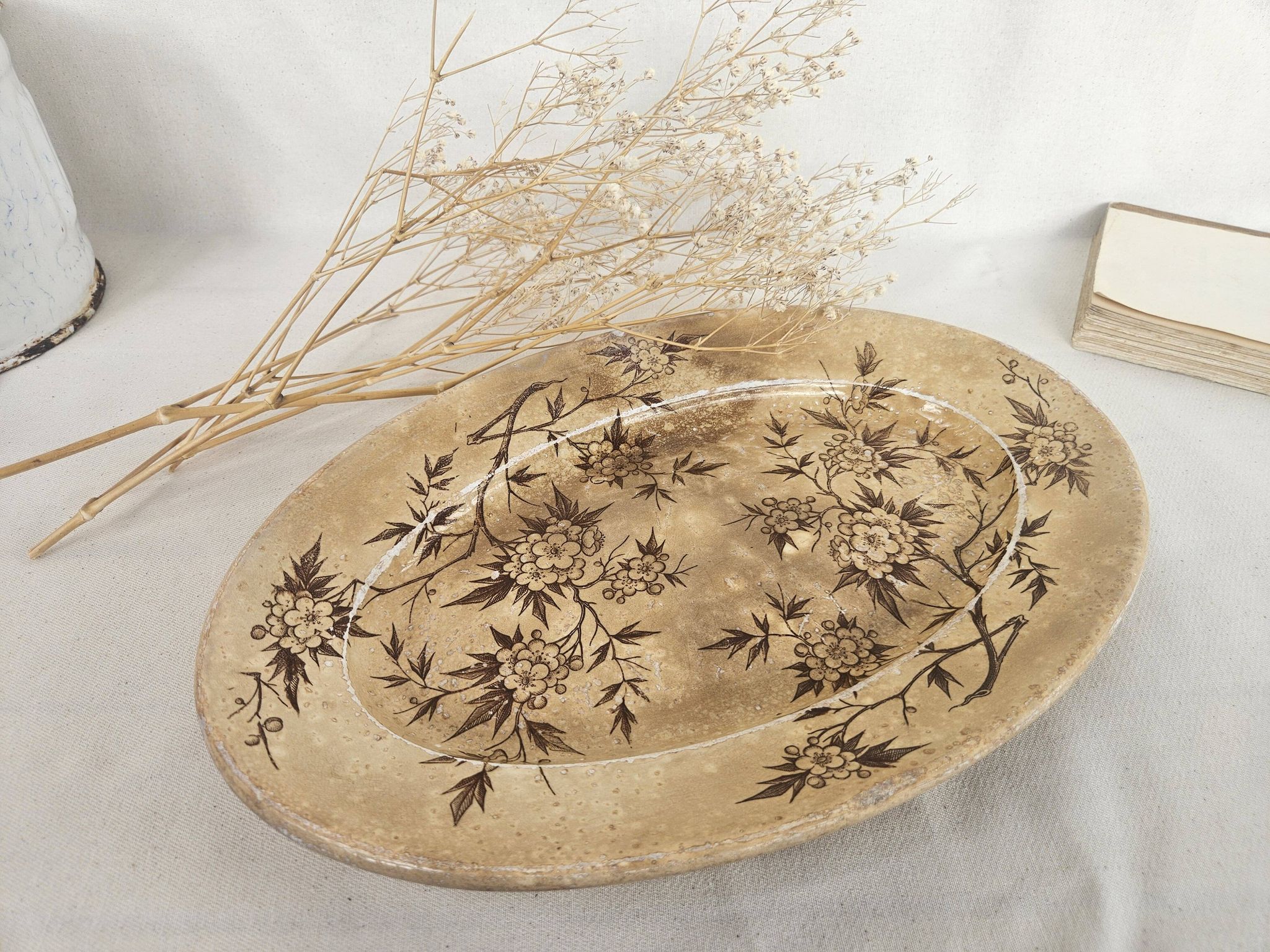 Old earthenware dish from Grigny