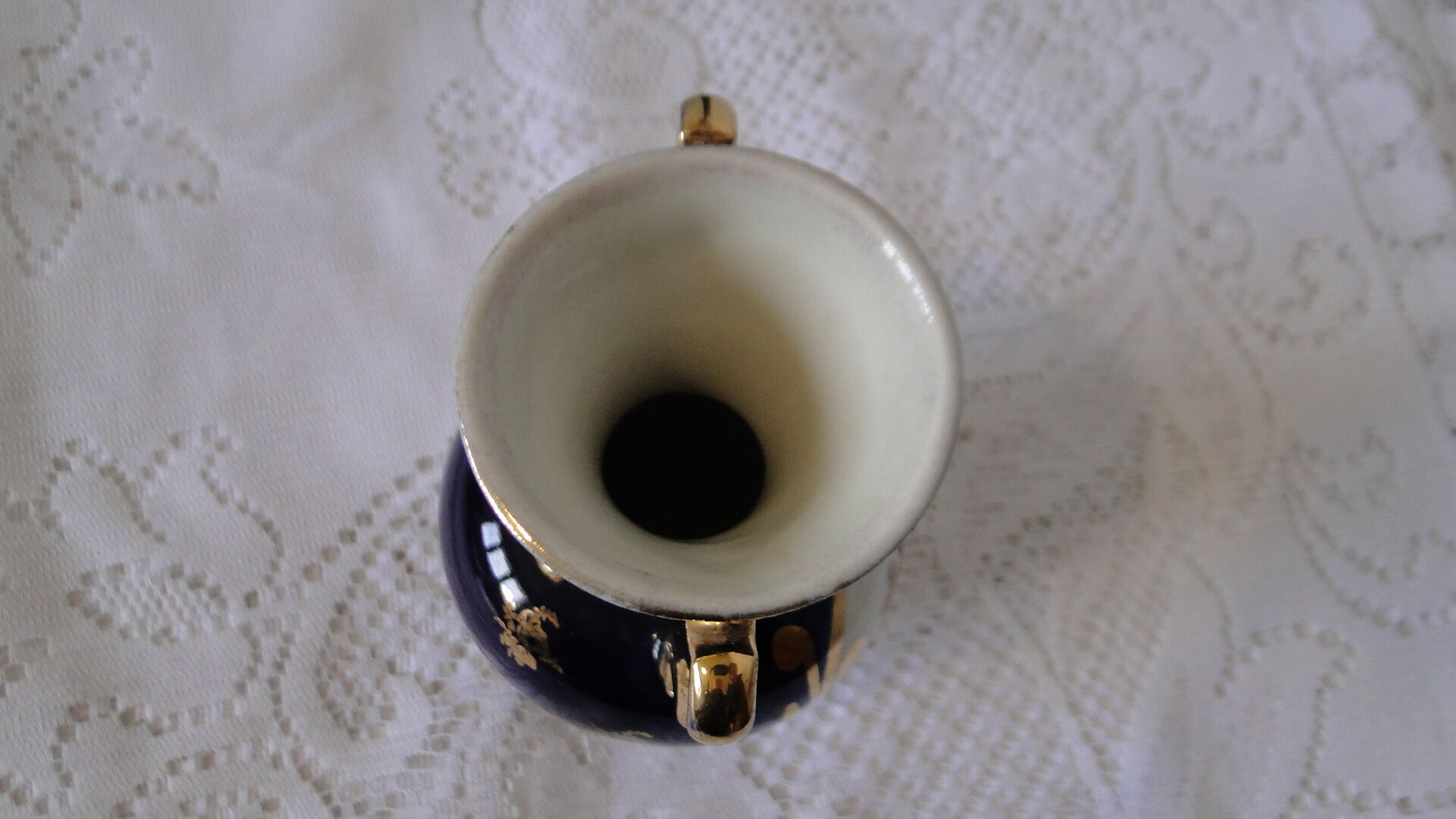 Vase porcelaine revol objet de vitrine décor romantique fond bleu anses dorées