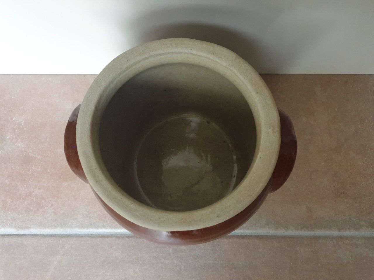 Enamelled stoneware pot