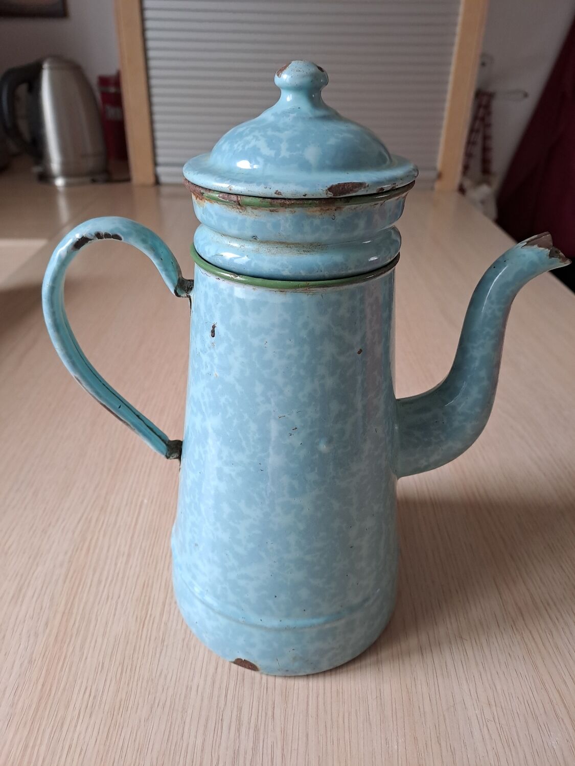 Green enamelled sheet metal coffee maker