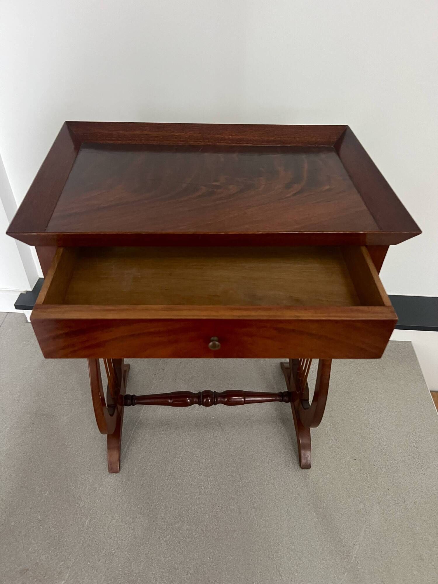 Ancienne Table d'appoint Table de nuit Petit meuble avec tiroir