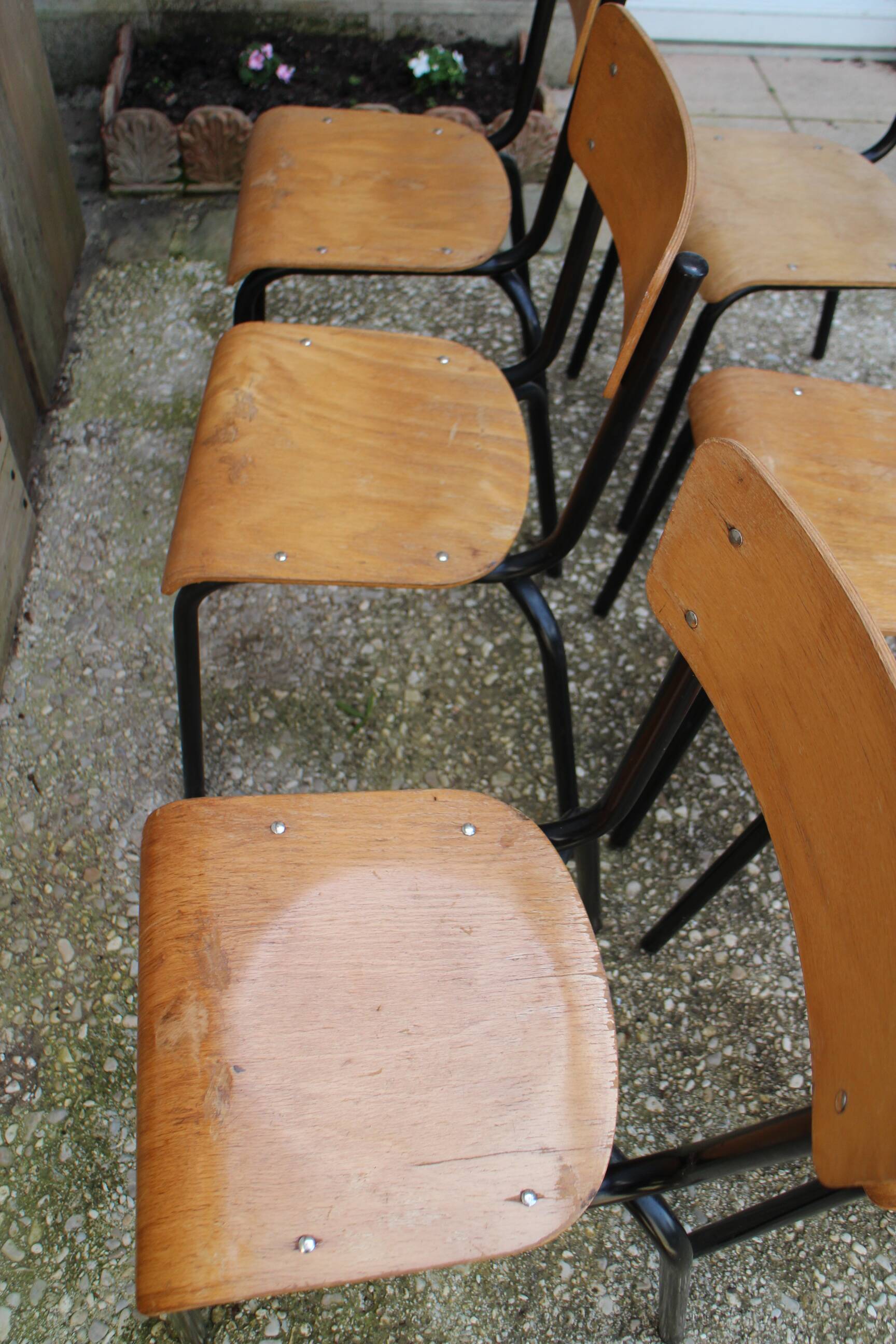 6 chaises d'école en métal noir et bois