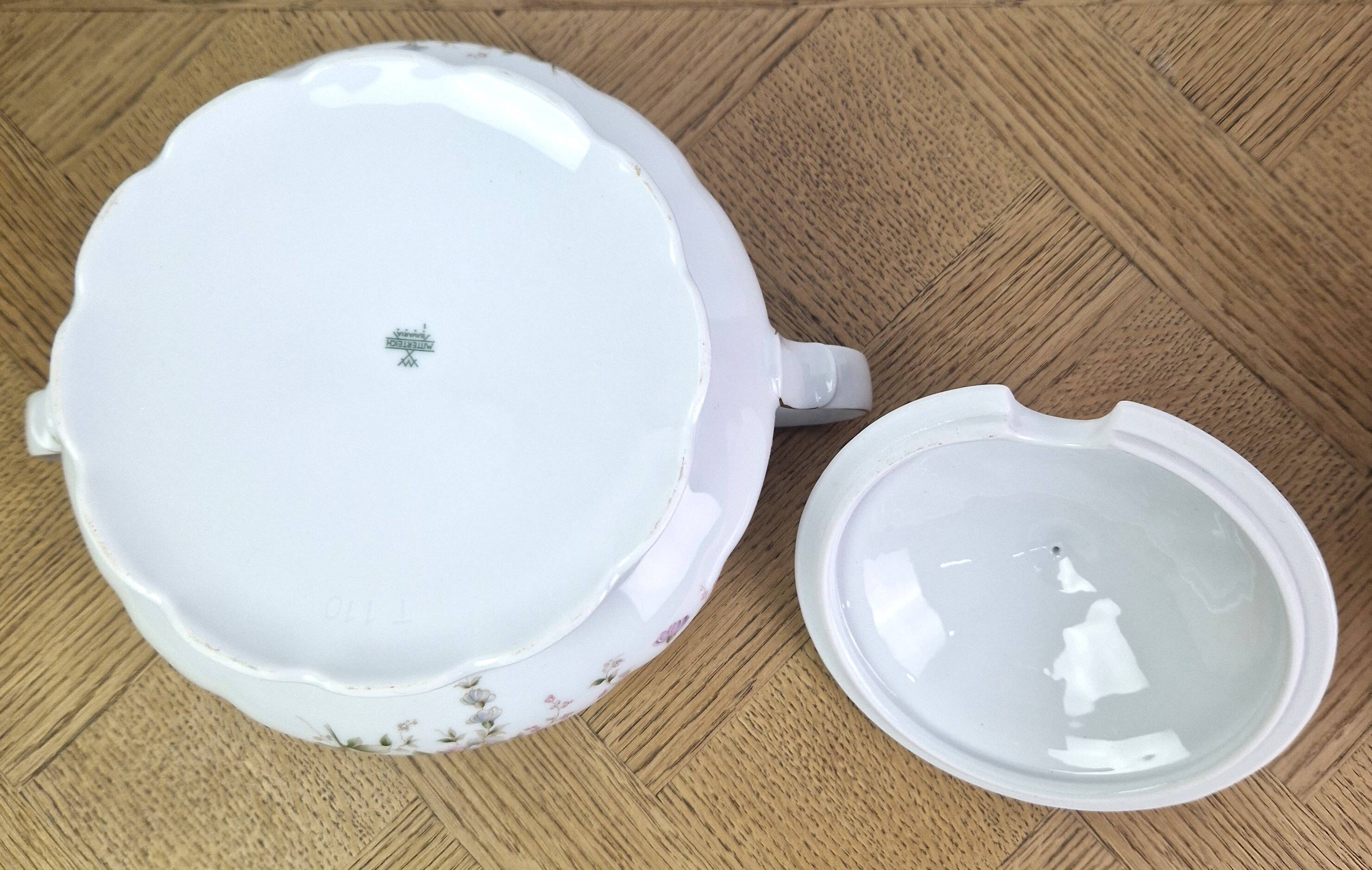 Vintage Mitterteich Bavaria soup tureen in porcelain with floral decoration.
