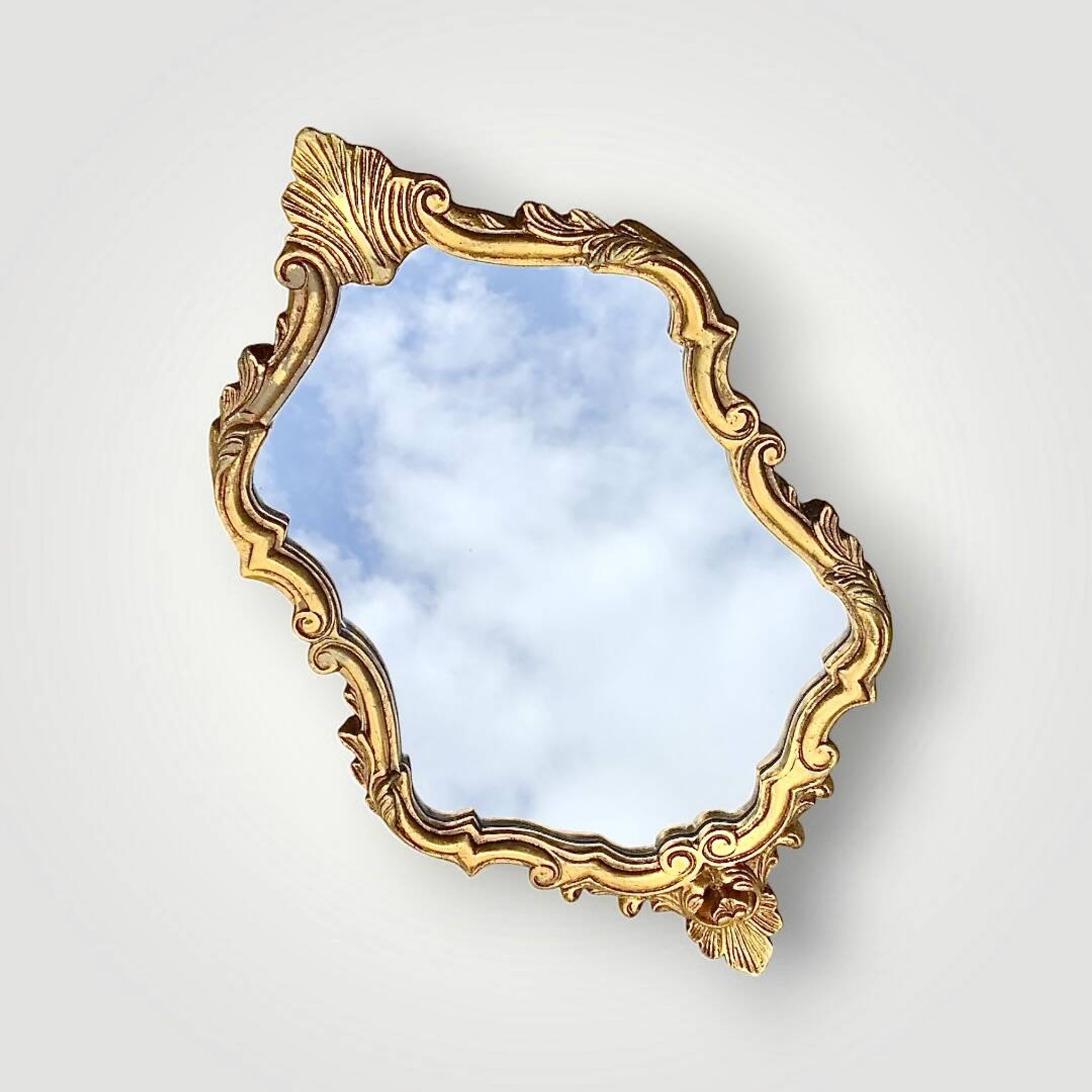 Miroir style Rocaille en plâtre doré, vers 1950