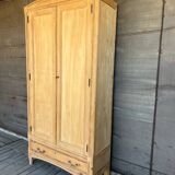 Armoire en bois brut