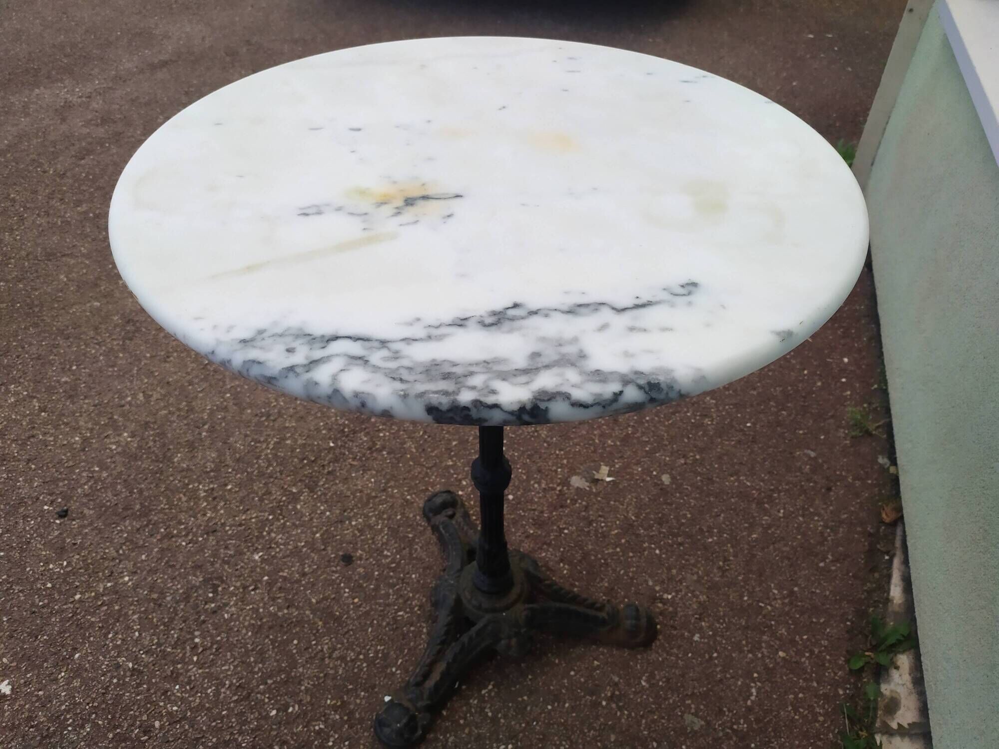Bistro table in round marble of Parisian brasserie