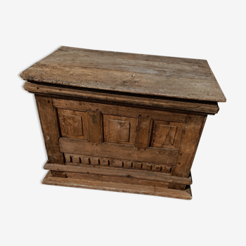 Renaissance oak chest