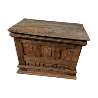Renaissance oak chest