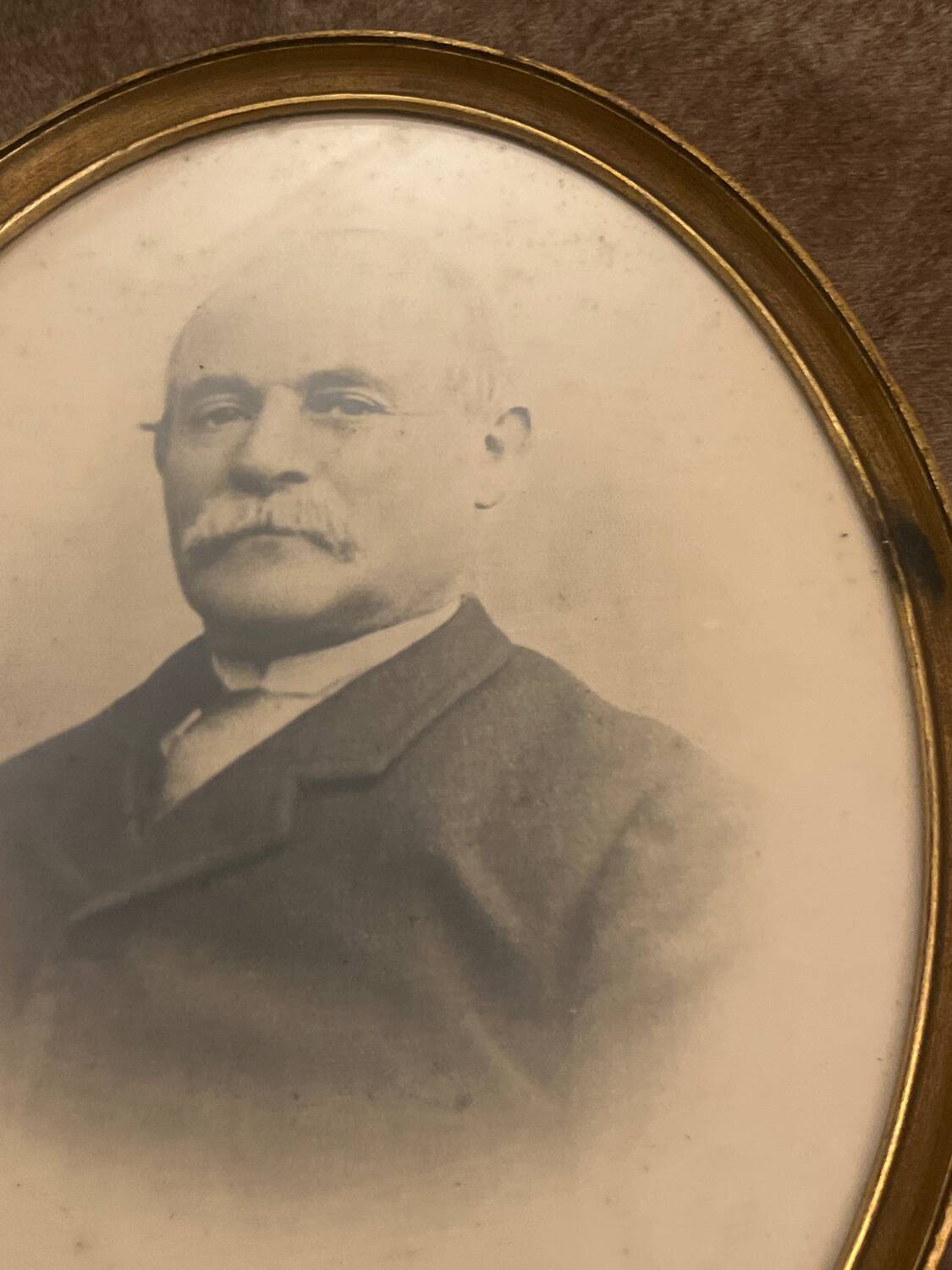 Old portrait of a man – Gilded oval frame (19th – early 20th century)
