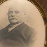 Old portrait of a man – Gilded oval frame (19th – early 20th century)