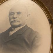 Old portrait of a man – Gilded oval frame (19th – early 20th century)