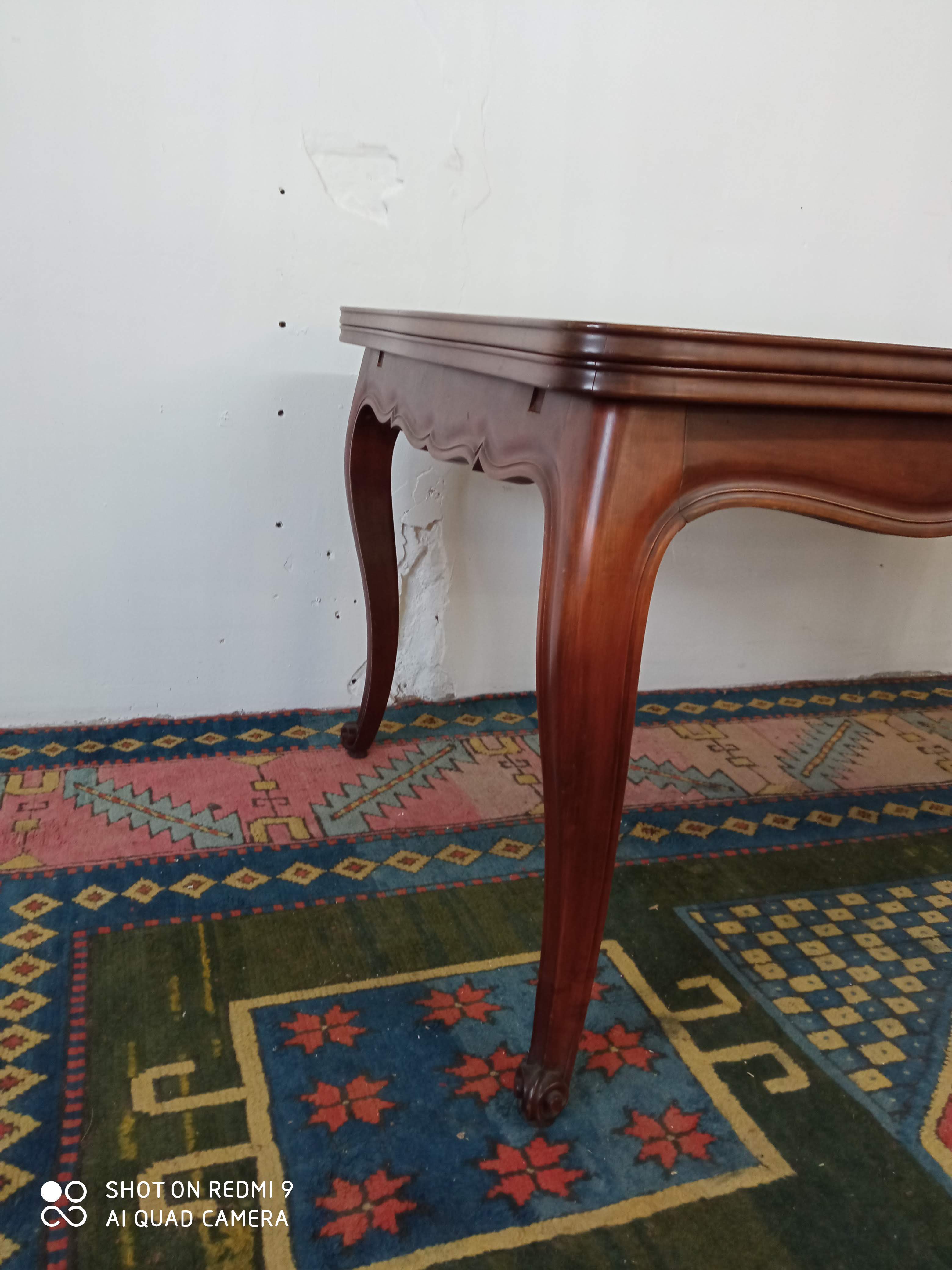 Table feet curved Louis XV style