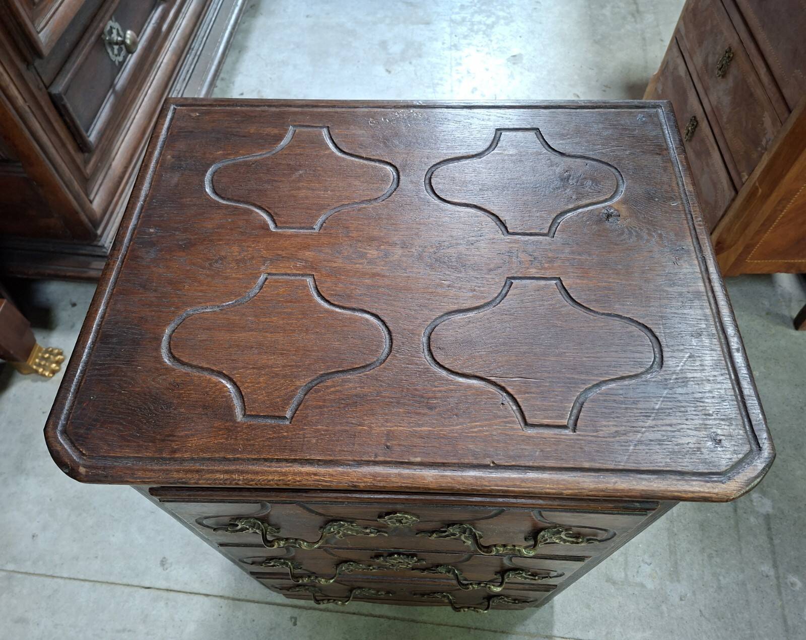 Louis XIV commode in oak – Sculpted decoration and bronze fittings – 18th century