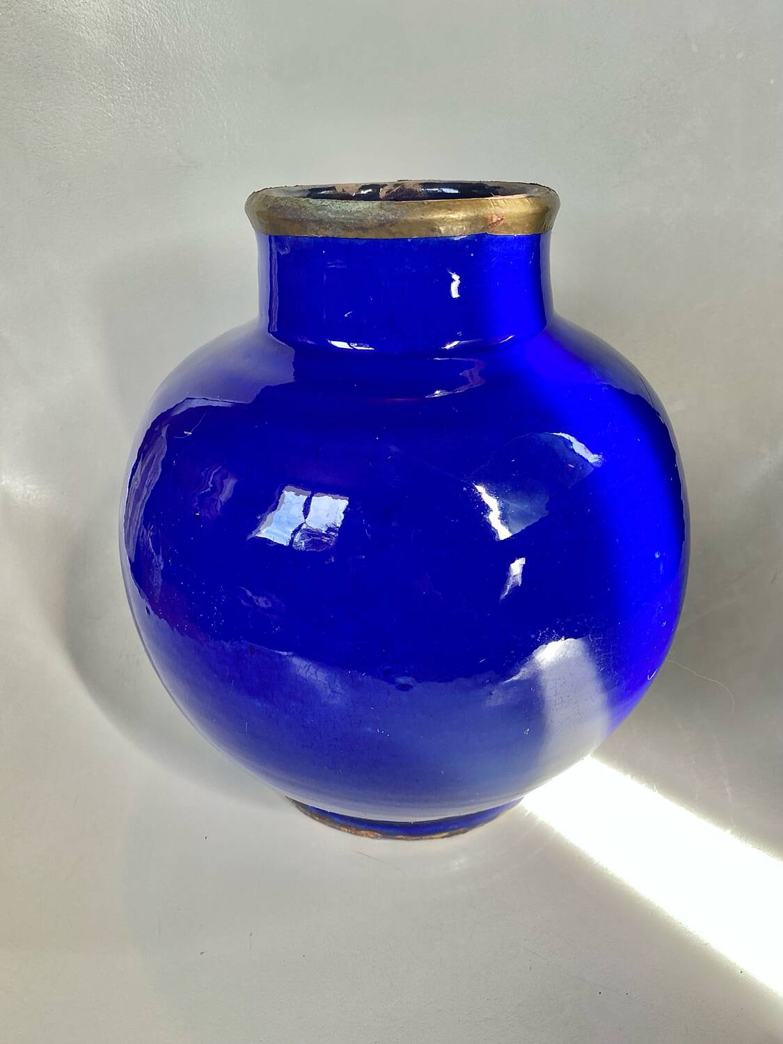 Vase boule bleu cobalt émaillé vintage