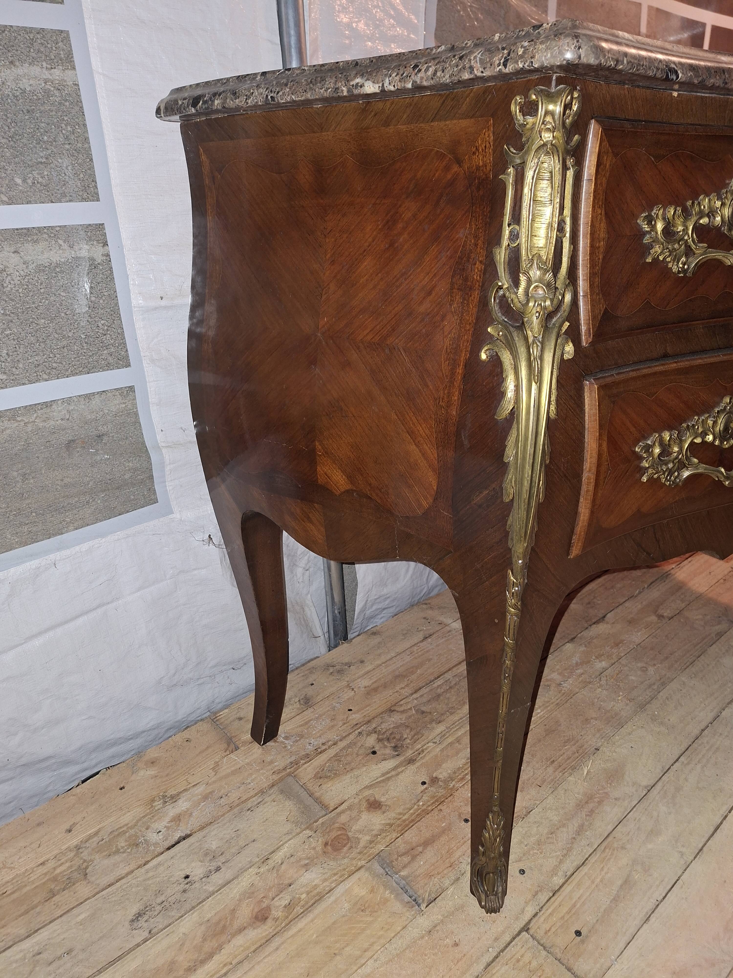 Commode sauteuse galbée de style Louis XV en marqueterie et bronzes dorés (