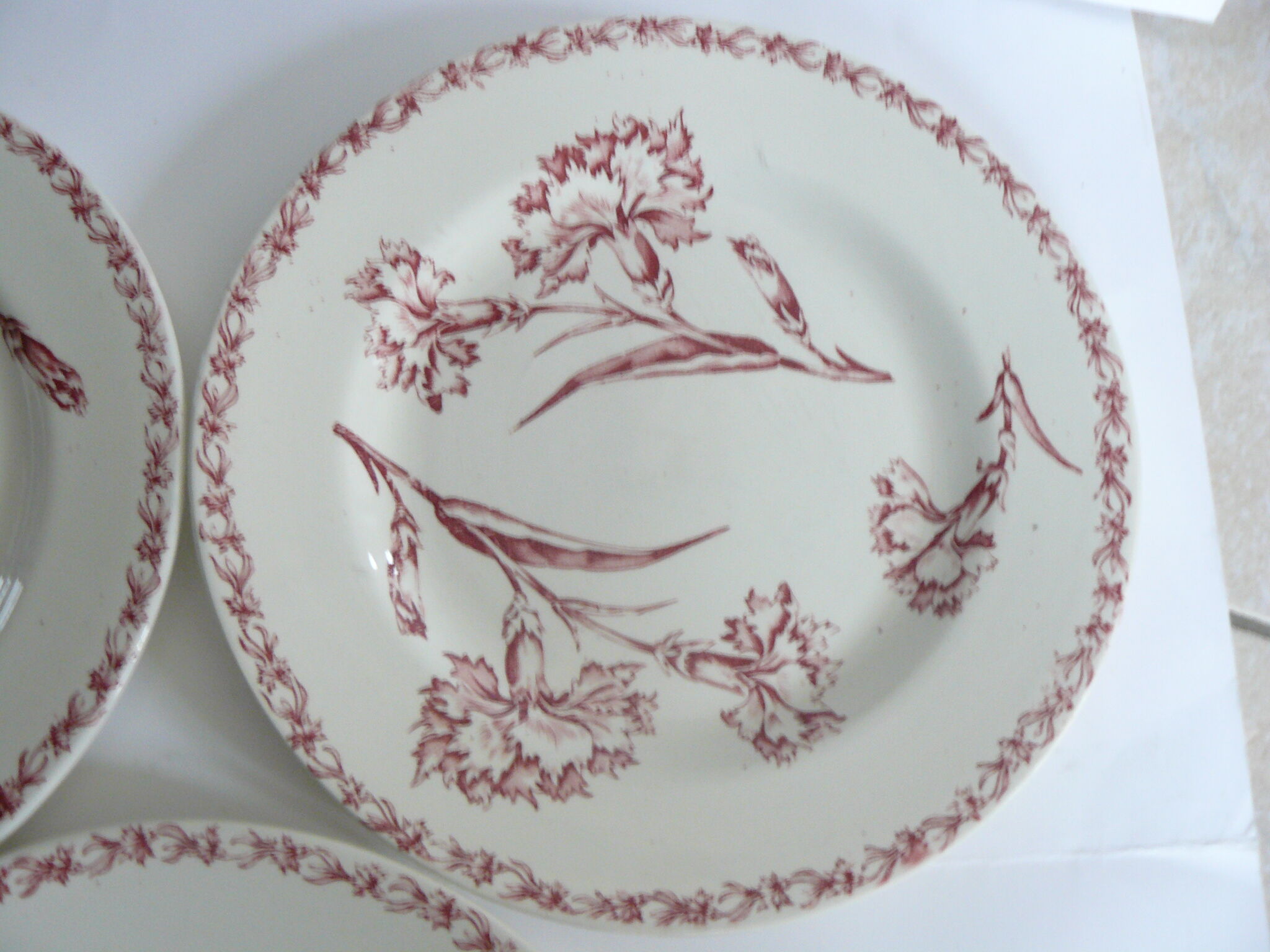 Lot de 3 assiettes plates , modèle "oeillet" de Lunéville, terre de fer