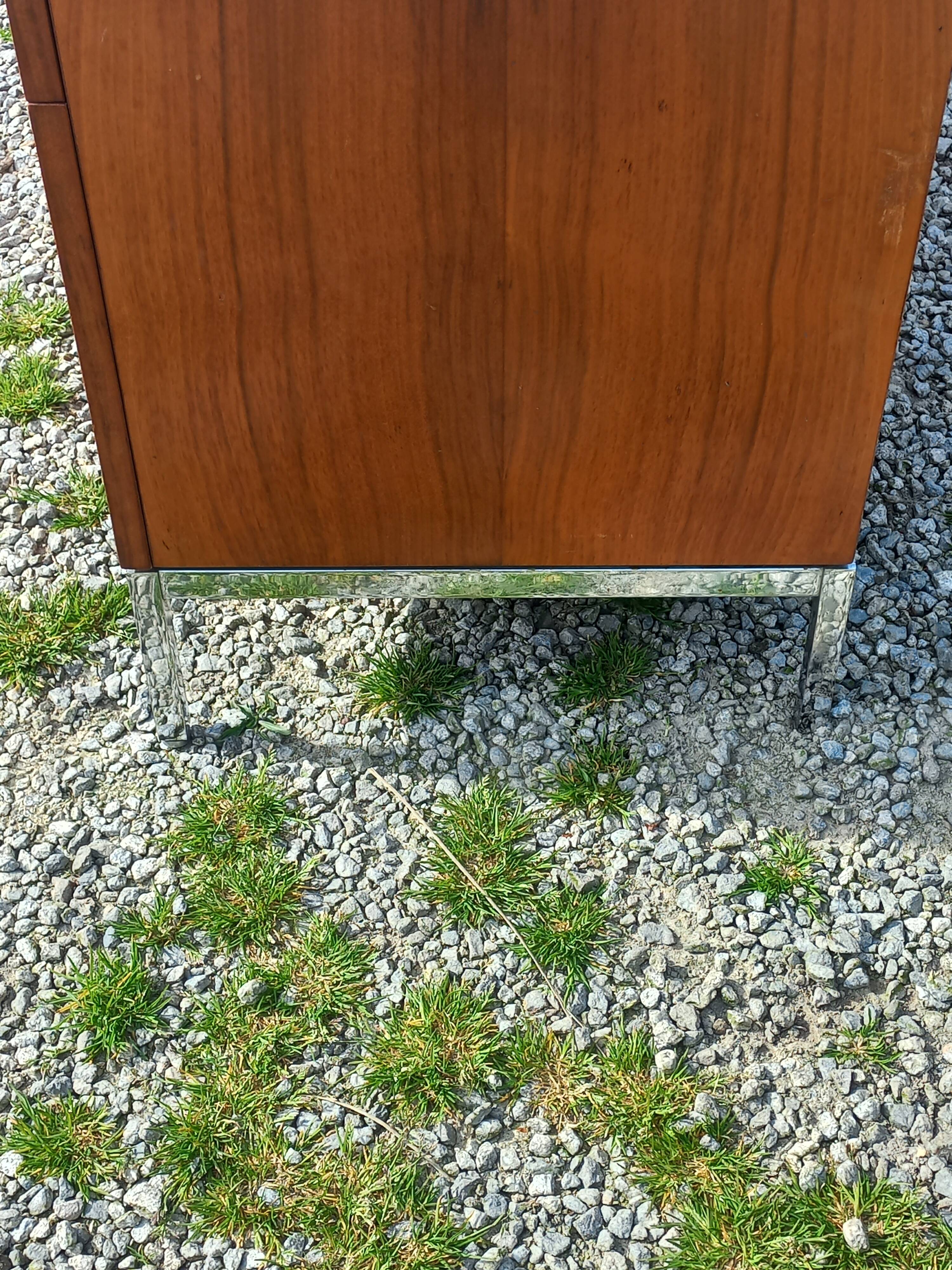 Florence Knoll buffet in wood and marble with chrome legs from the 1970s.