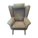 Hamilton chair in alcantara with his feet rest
