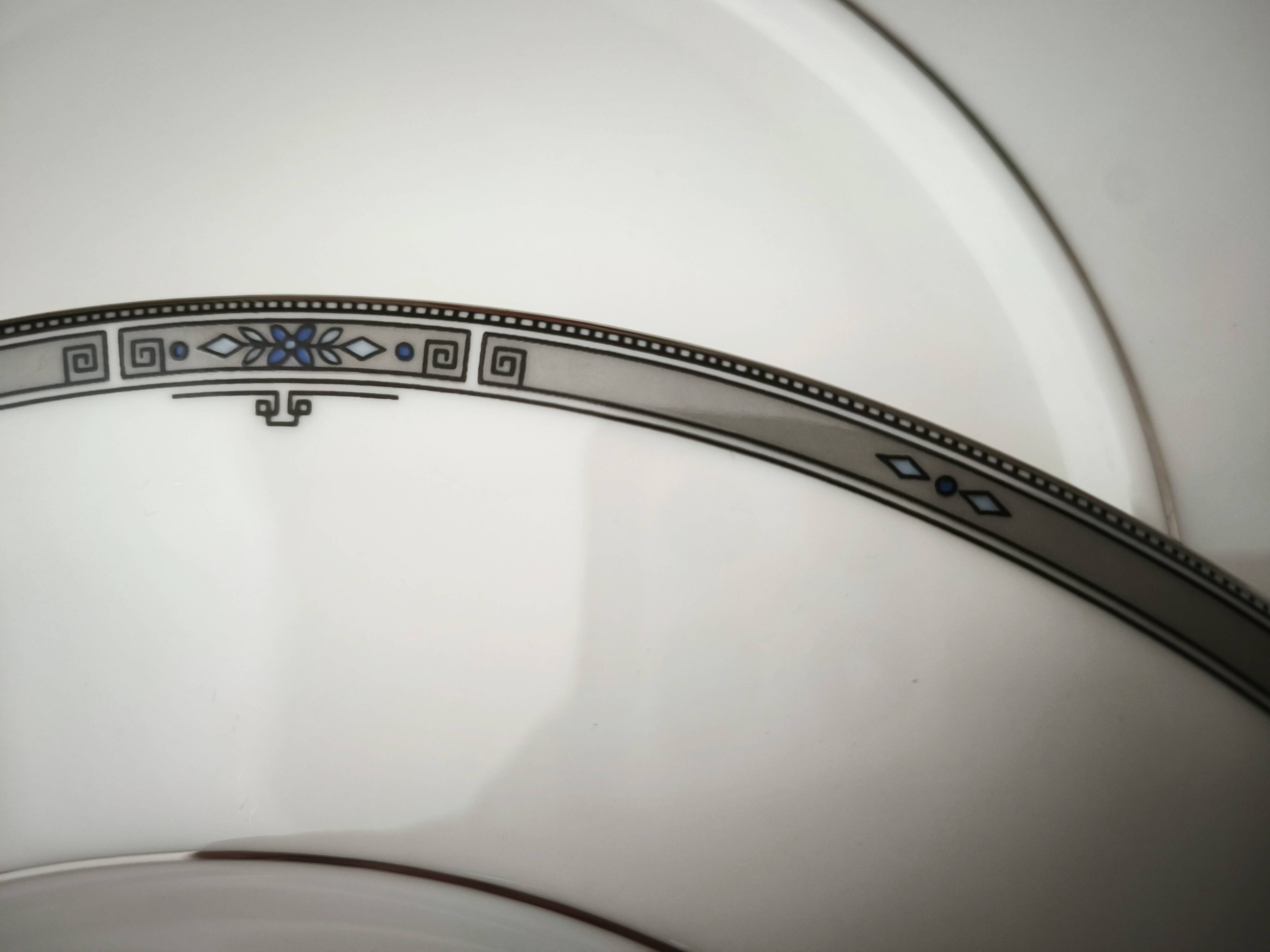 Set of 12 flat plates in English porcelain Wedgwood model Amherst.