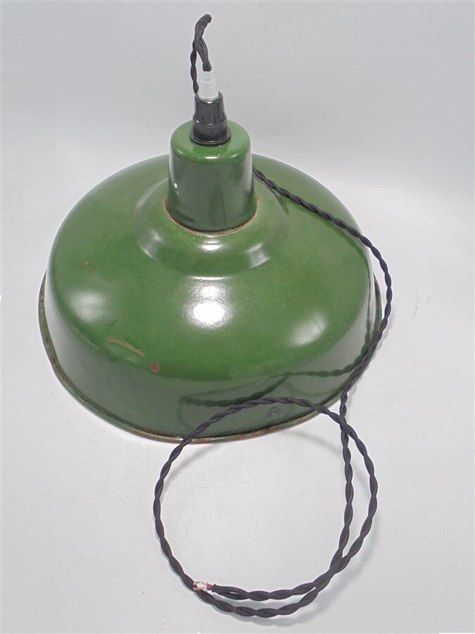 Enamelled sheet metal suspension