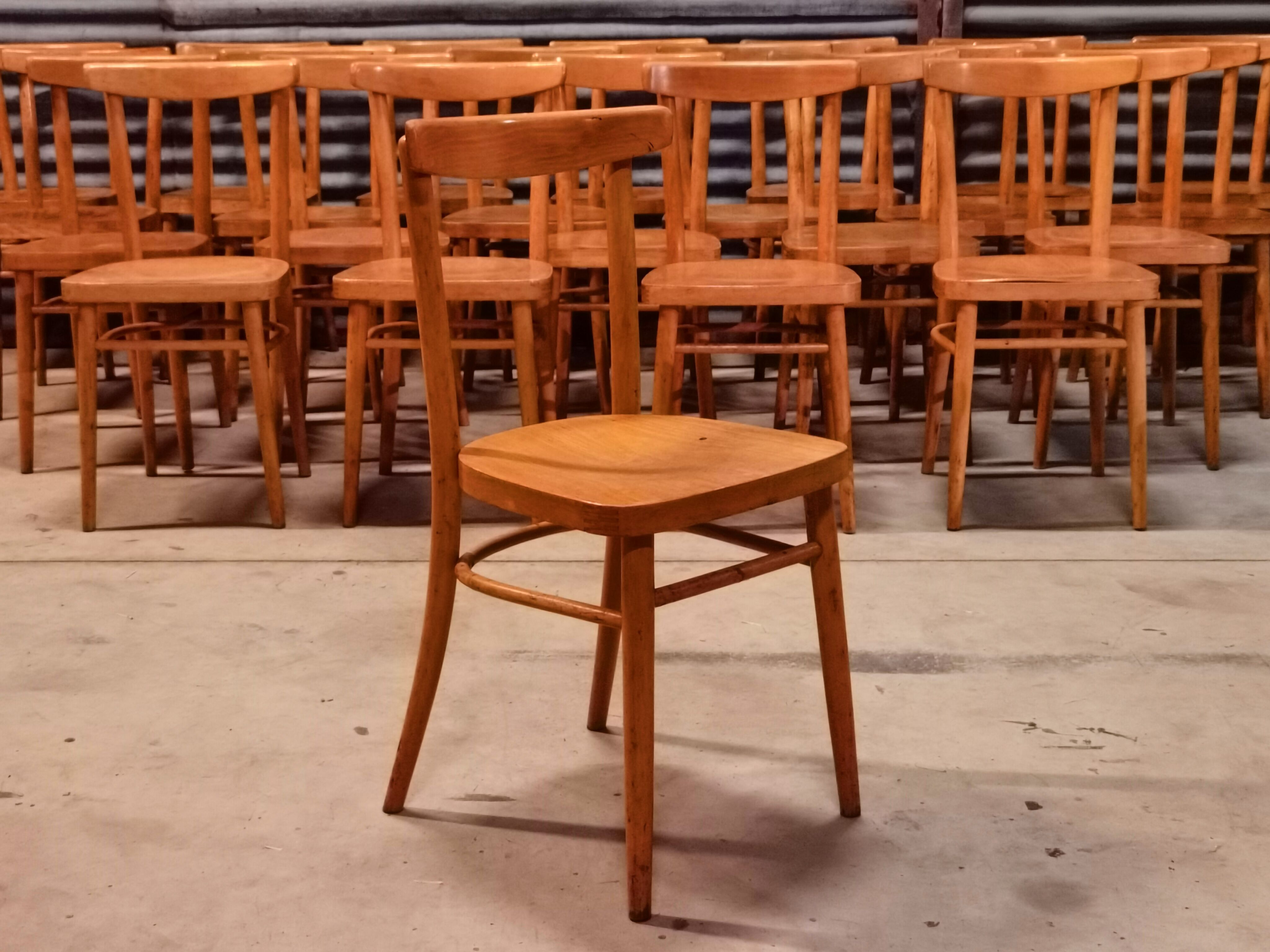 Lot de 23 chaises Ton Bystřice, Thonet