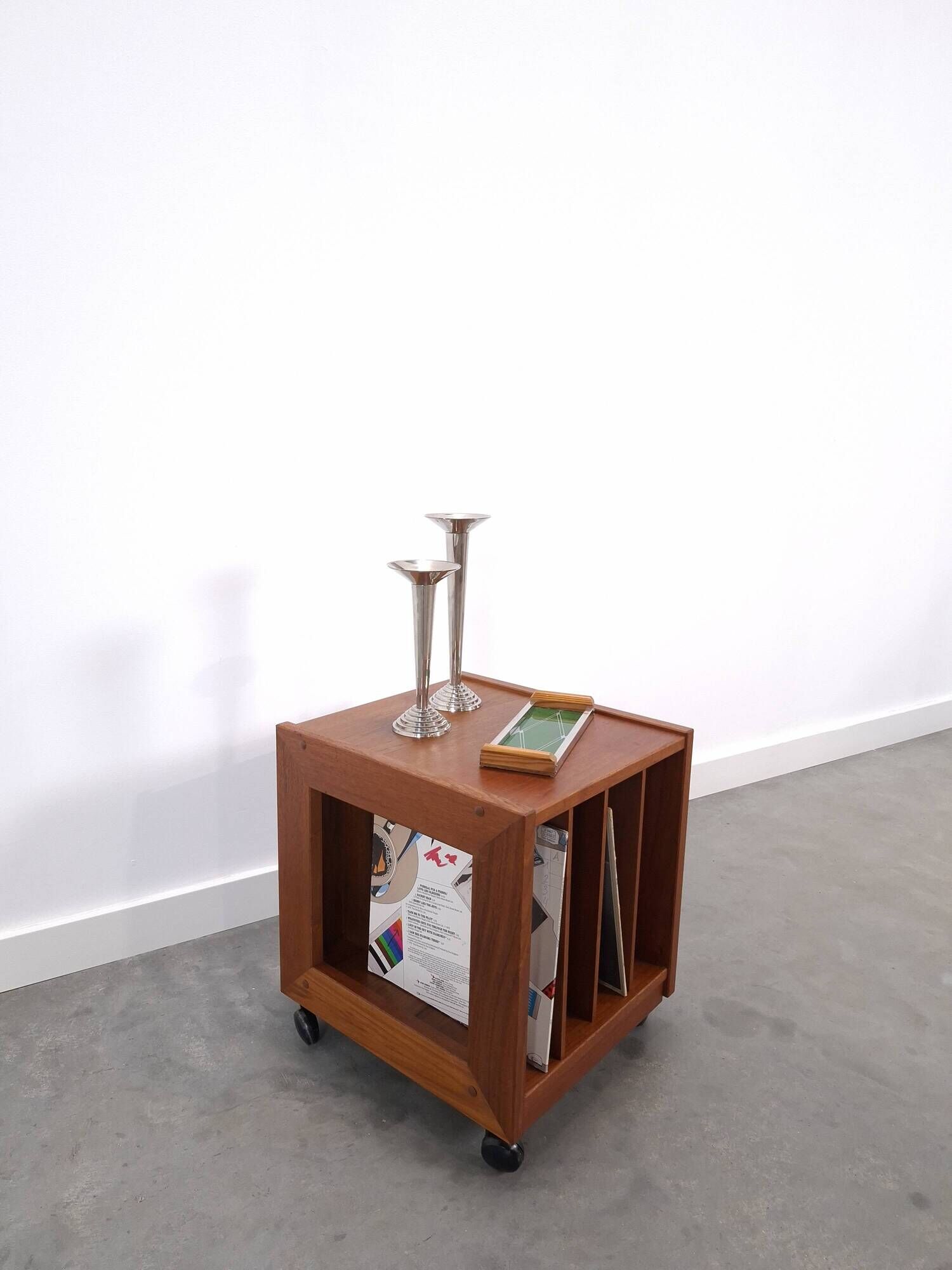 Teak LP kast op wielen, bijzettafel, nachtkastje, kast 2