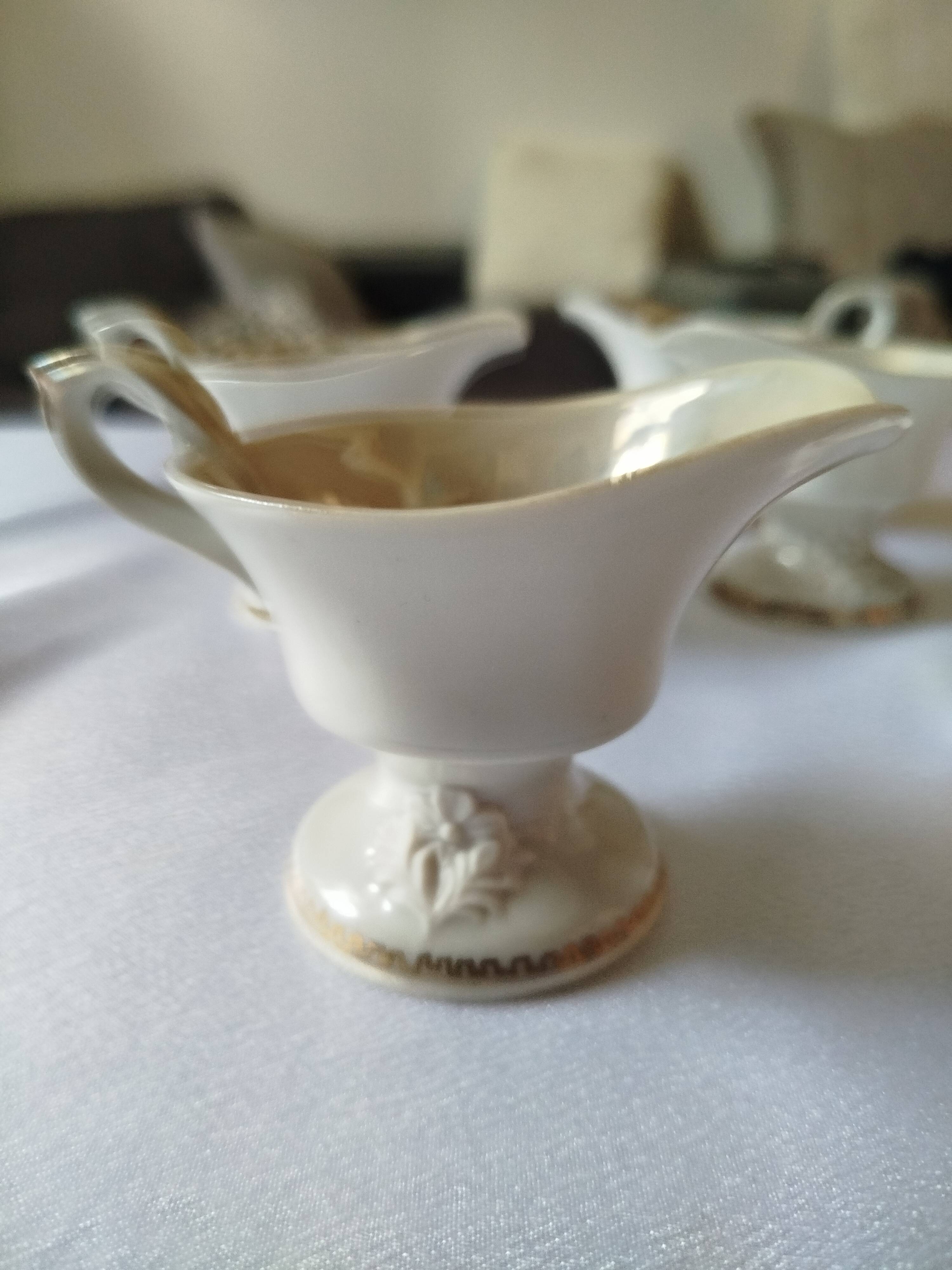 Service en porcelaine d’art relief 16 pièces signé DR – 1991 design studio