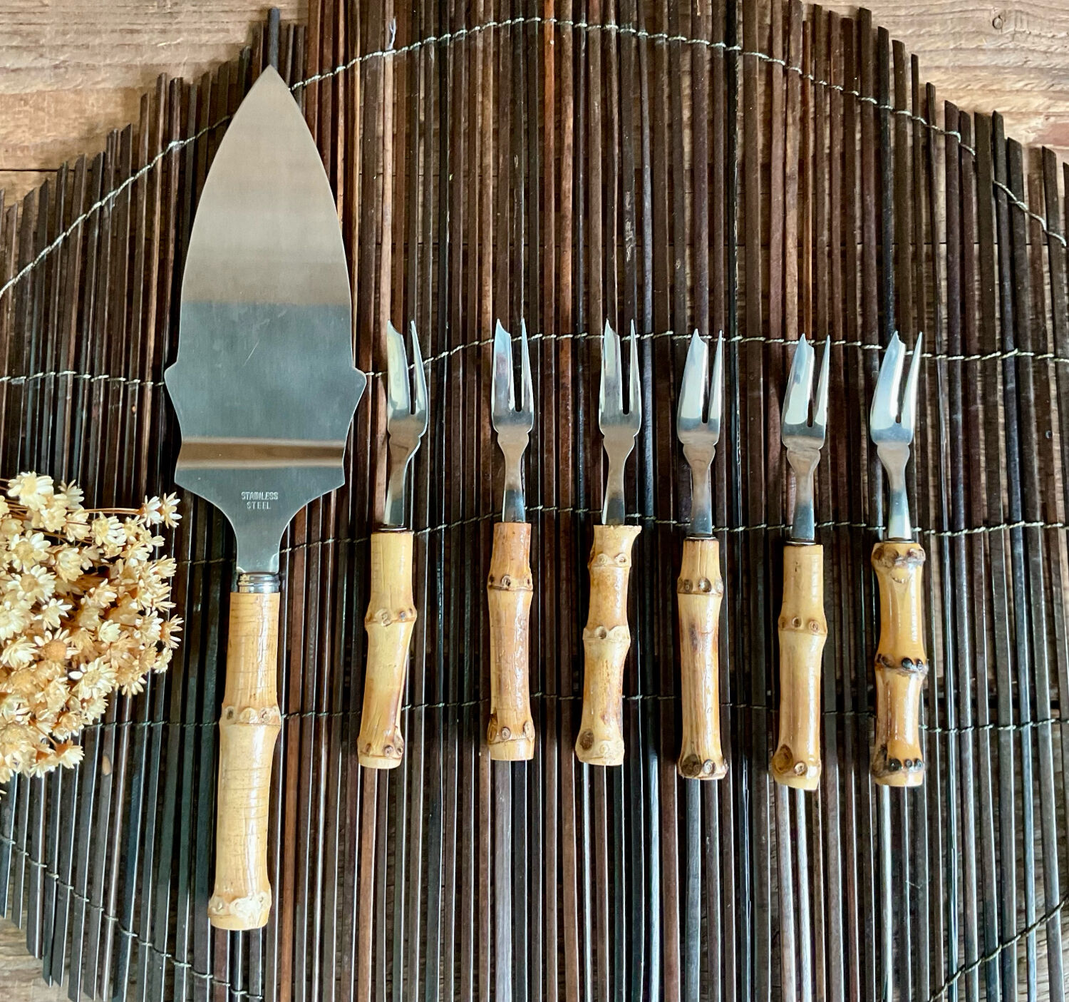 6 bamboo forks and a pie server