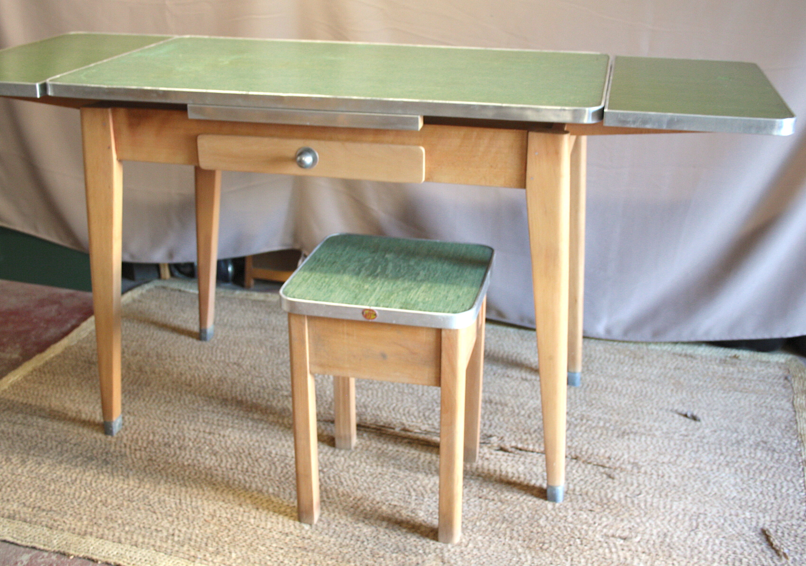 Efji extendable table form the 50s