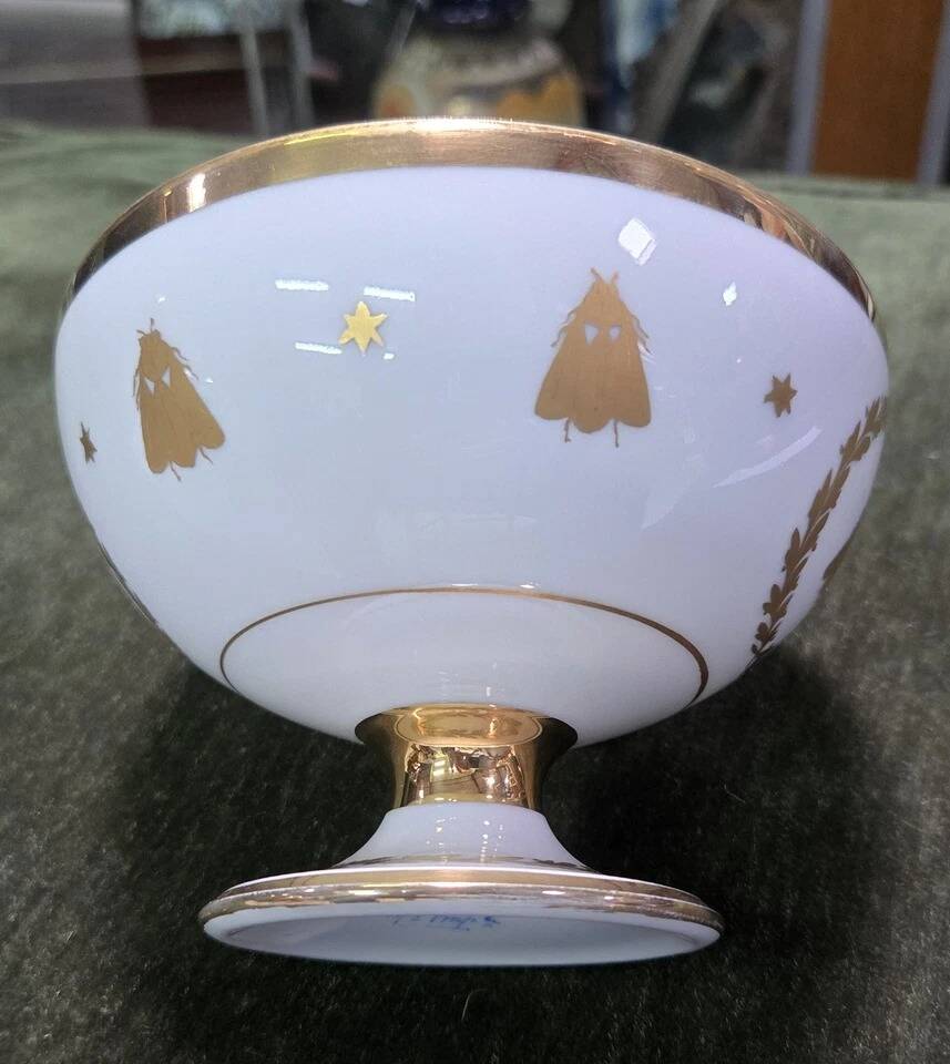Empire-style footed cup in white porcelain, richly decorated with fine gold.