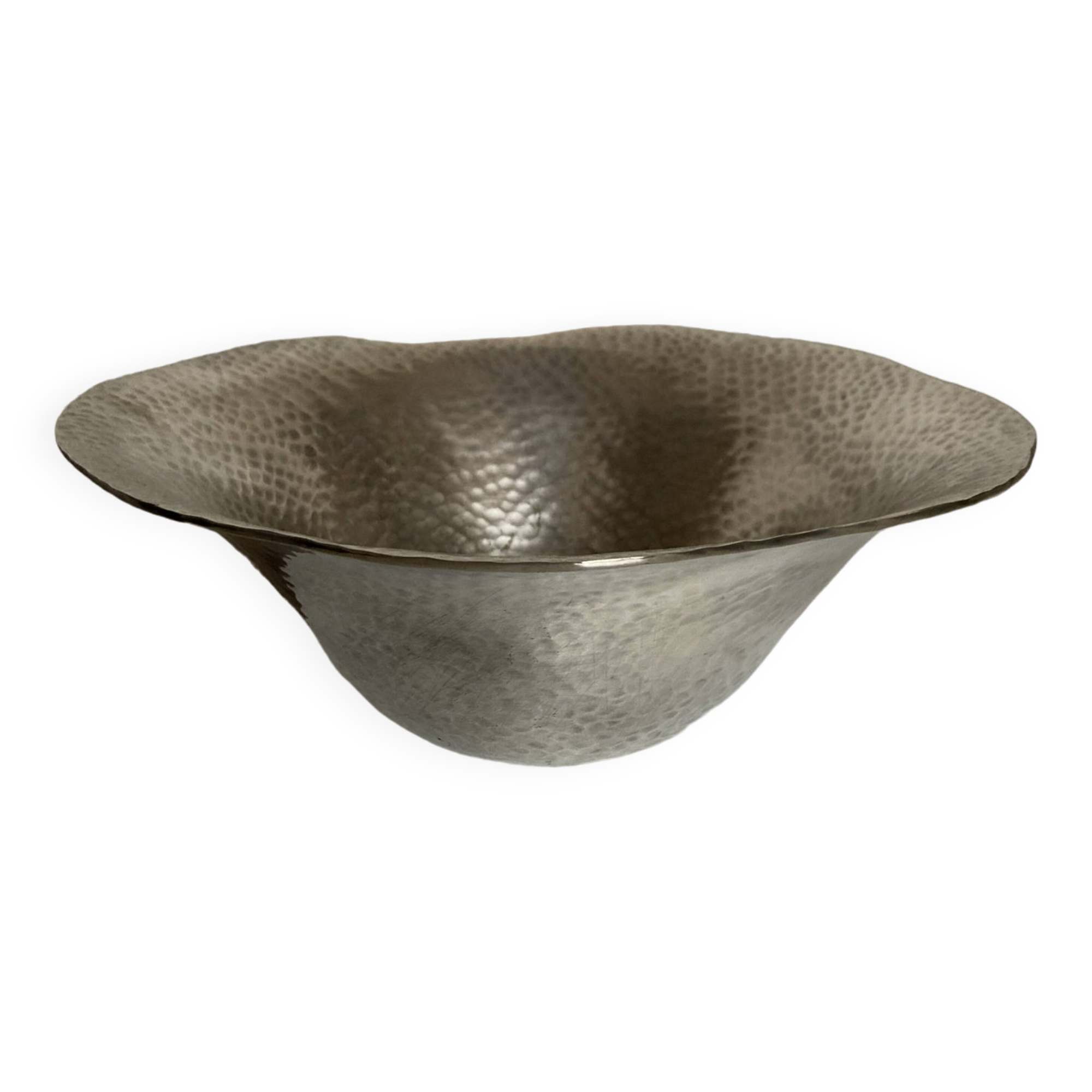 Coupe centre de table en métal argenté martelé forme libre 1980