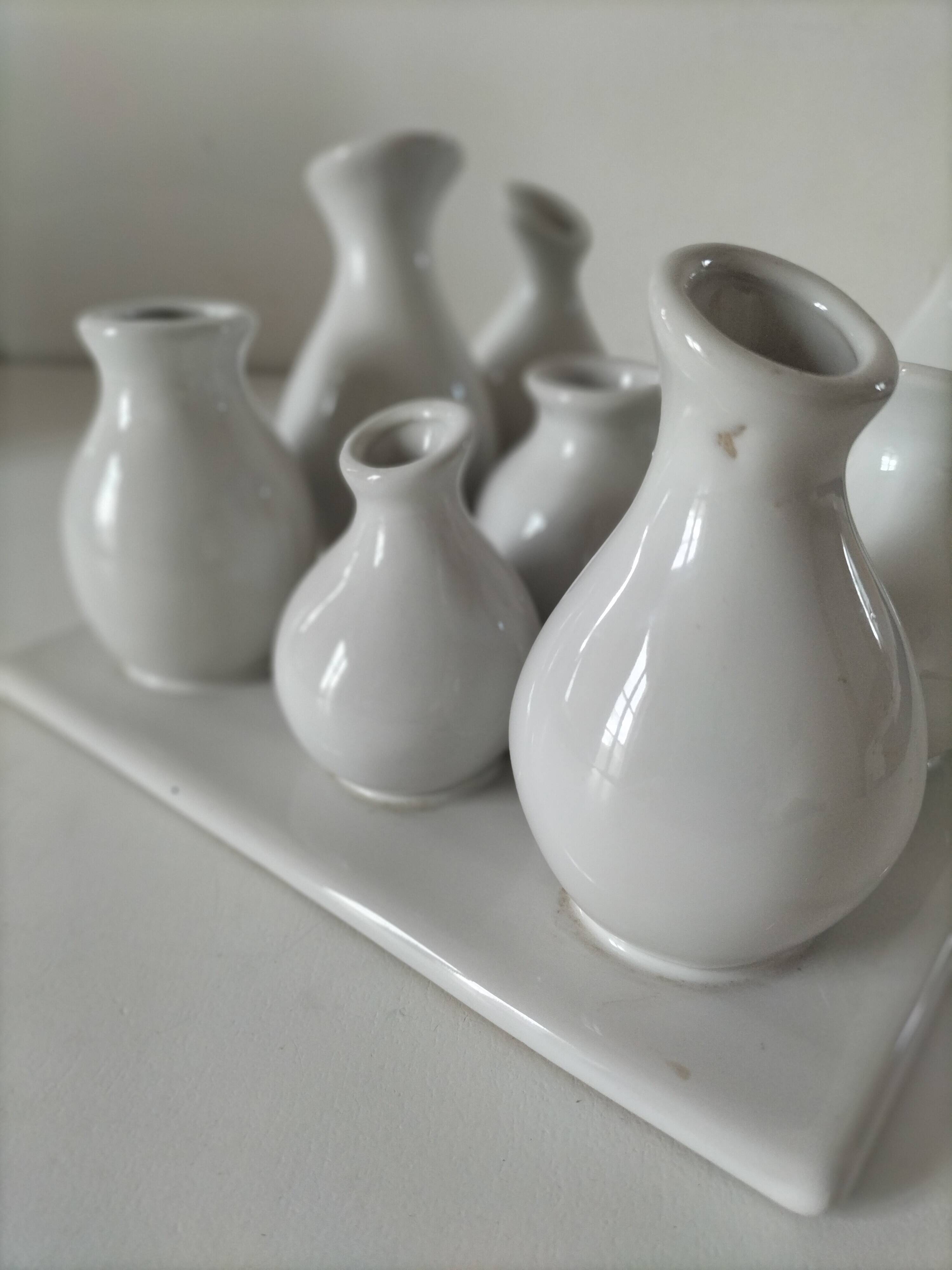 Multiple vintage white soliflore – centrepiece with 9 ceramic vases