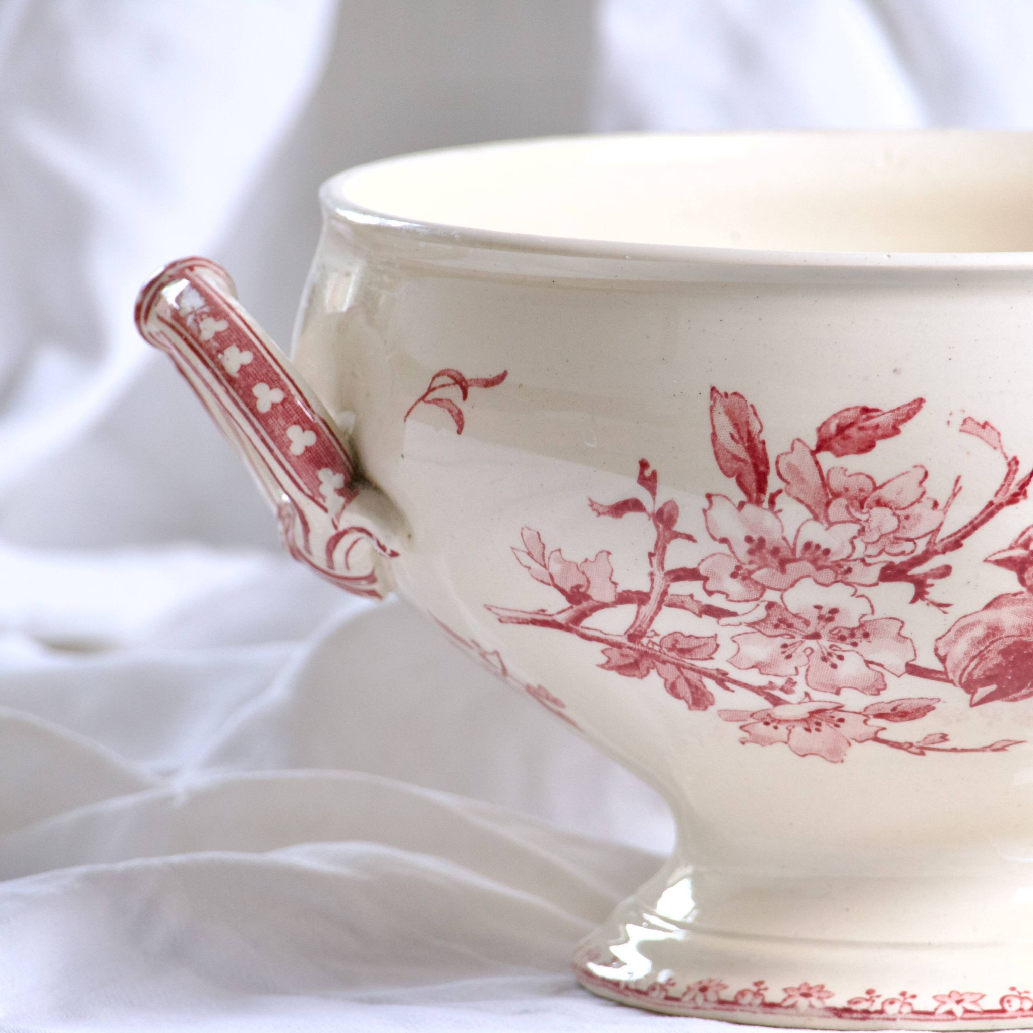 Salad bowl, soup tureen in pink ironware Sarreguemines "Favori" service, 19th century