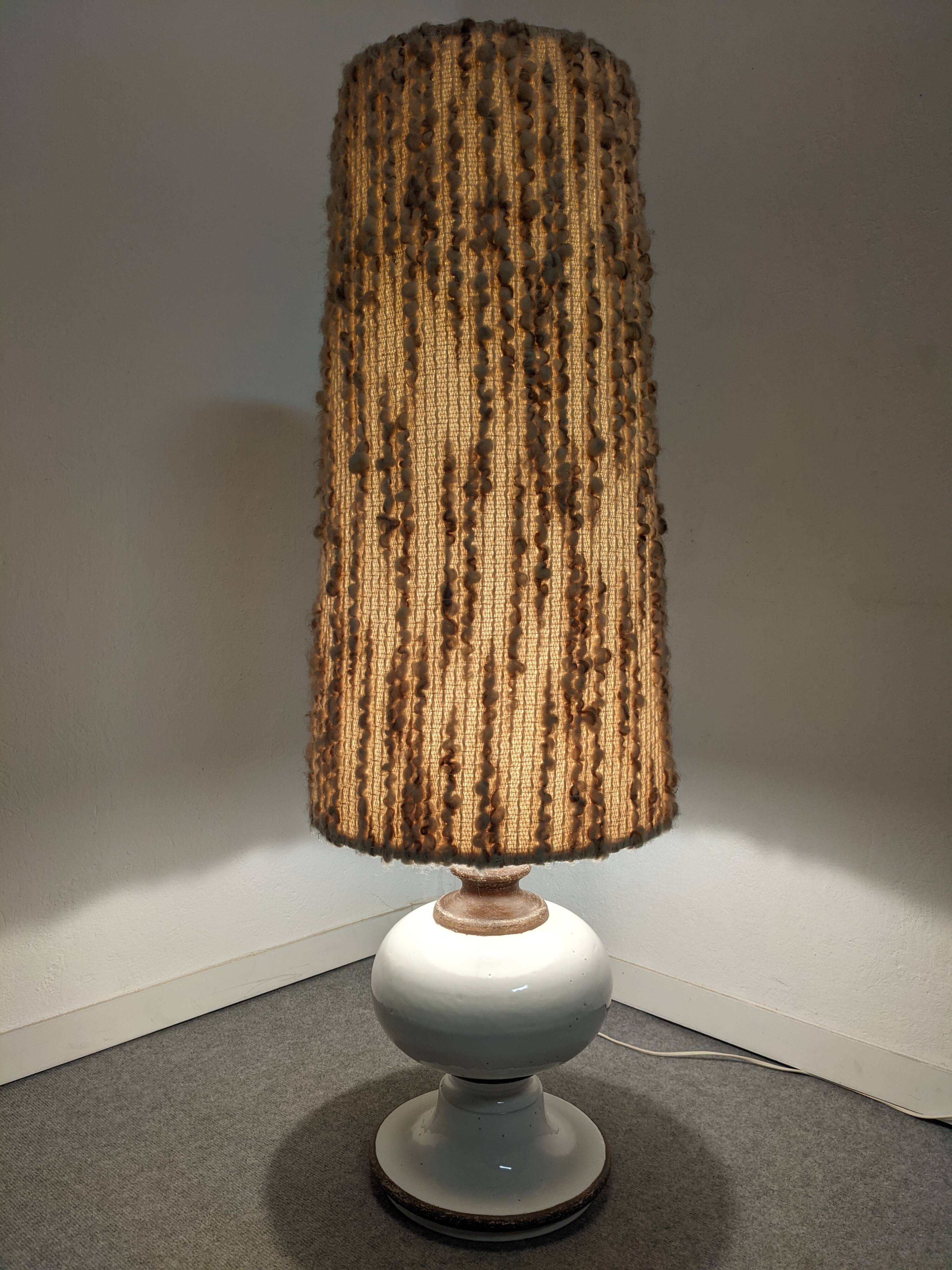 Lampe de sol en grès émaillé blanc et abat-jour en laine, années 60-70
