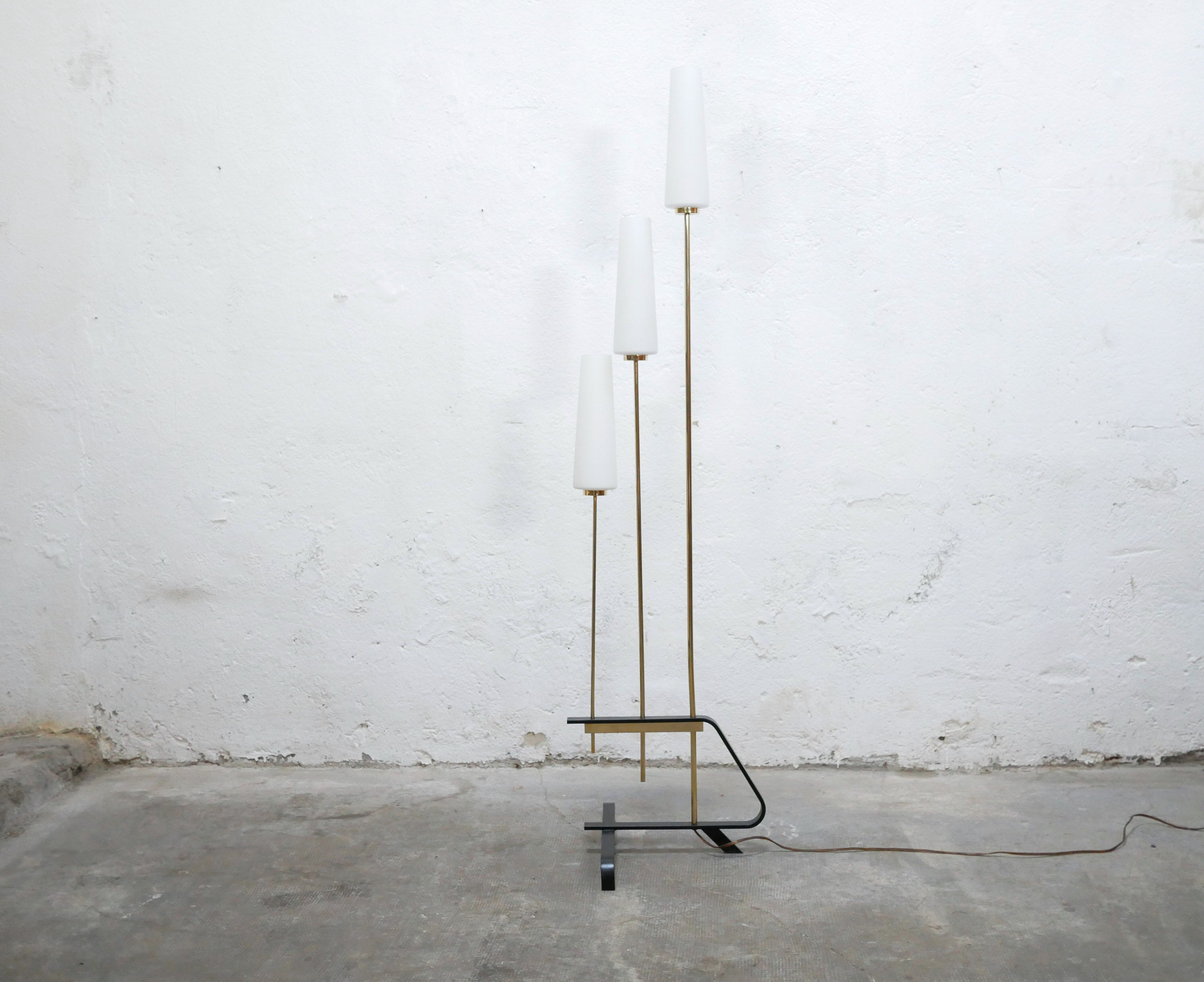 Vintage floor lamp in black metal, brass and opaline
