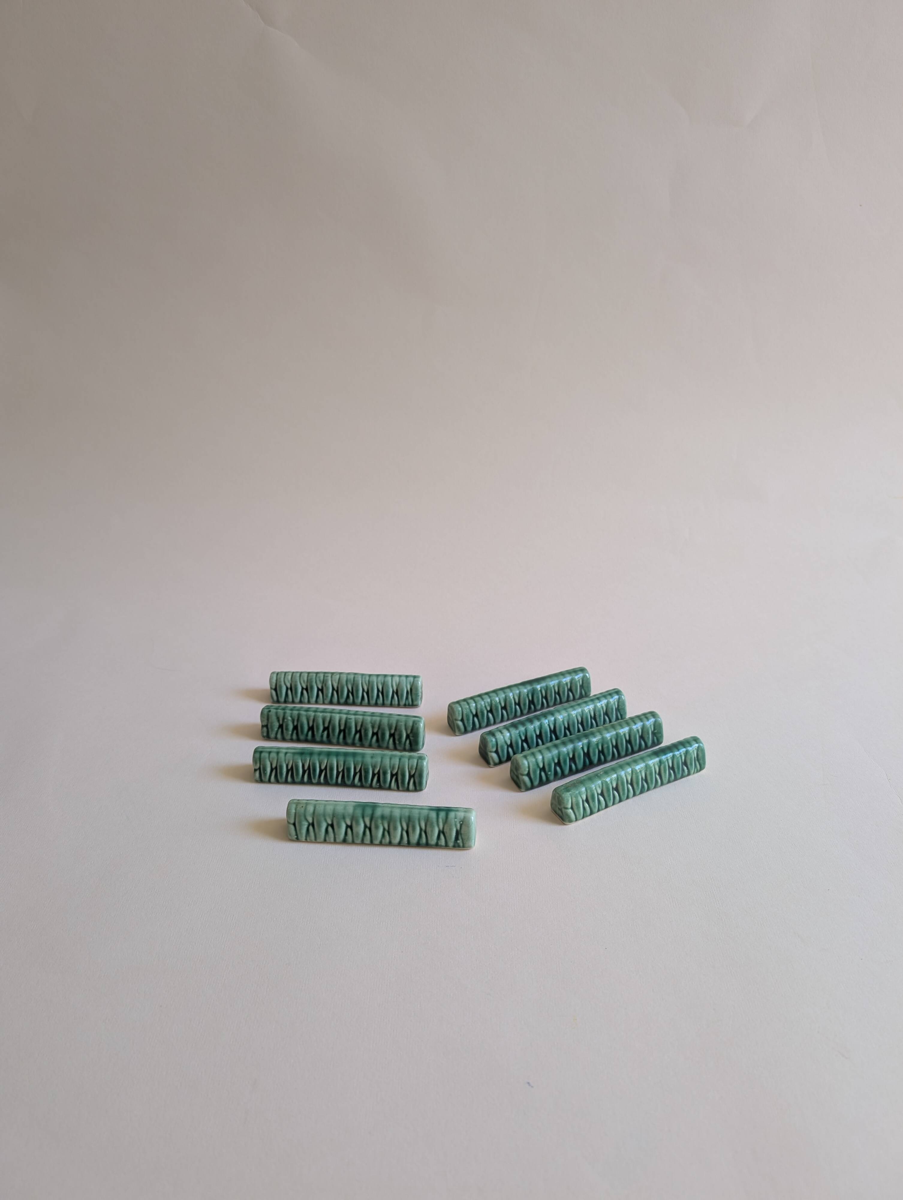 Set of 8 ceramic knife holders
