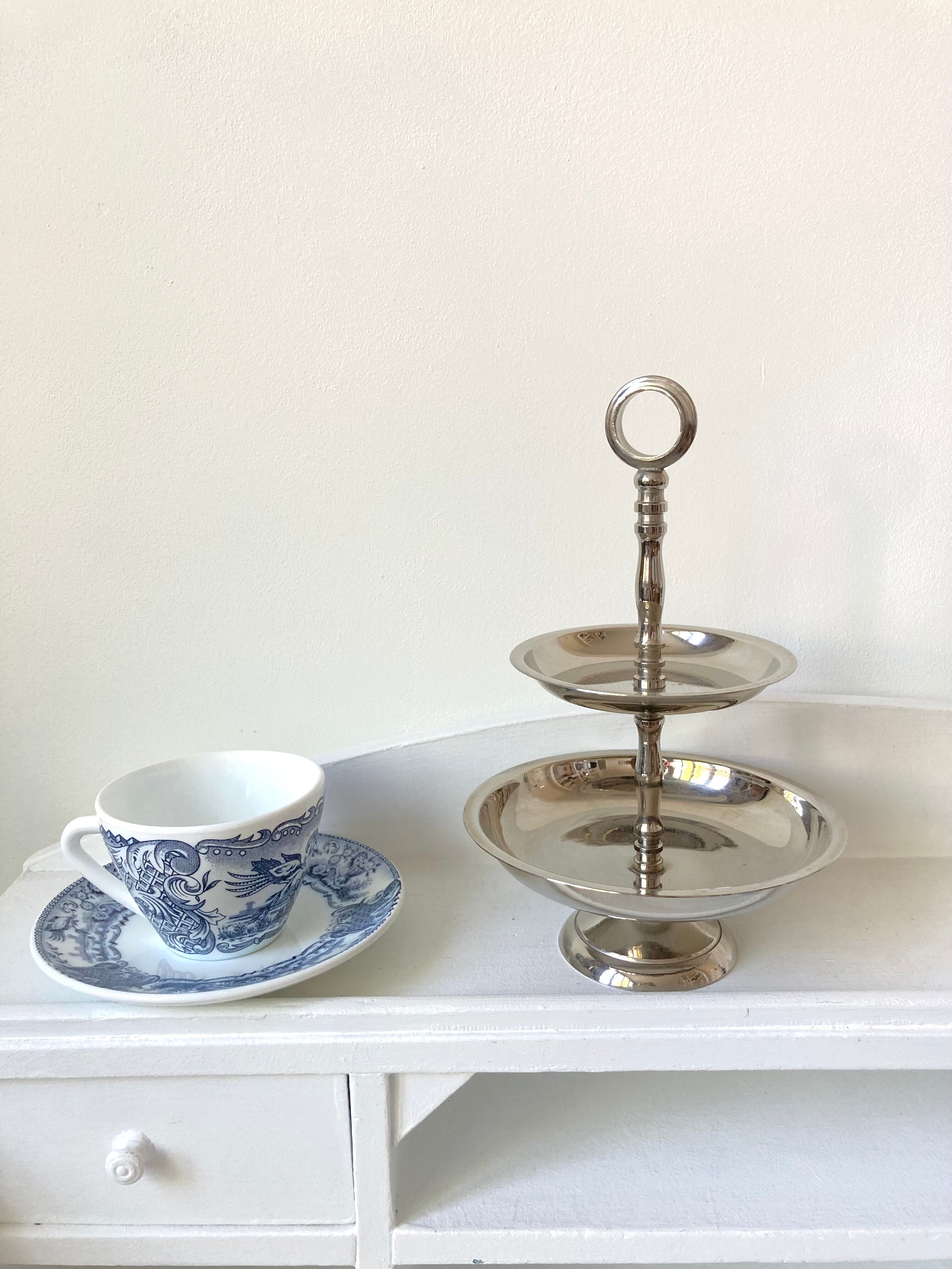 Two-tray display servant