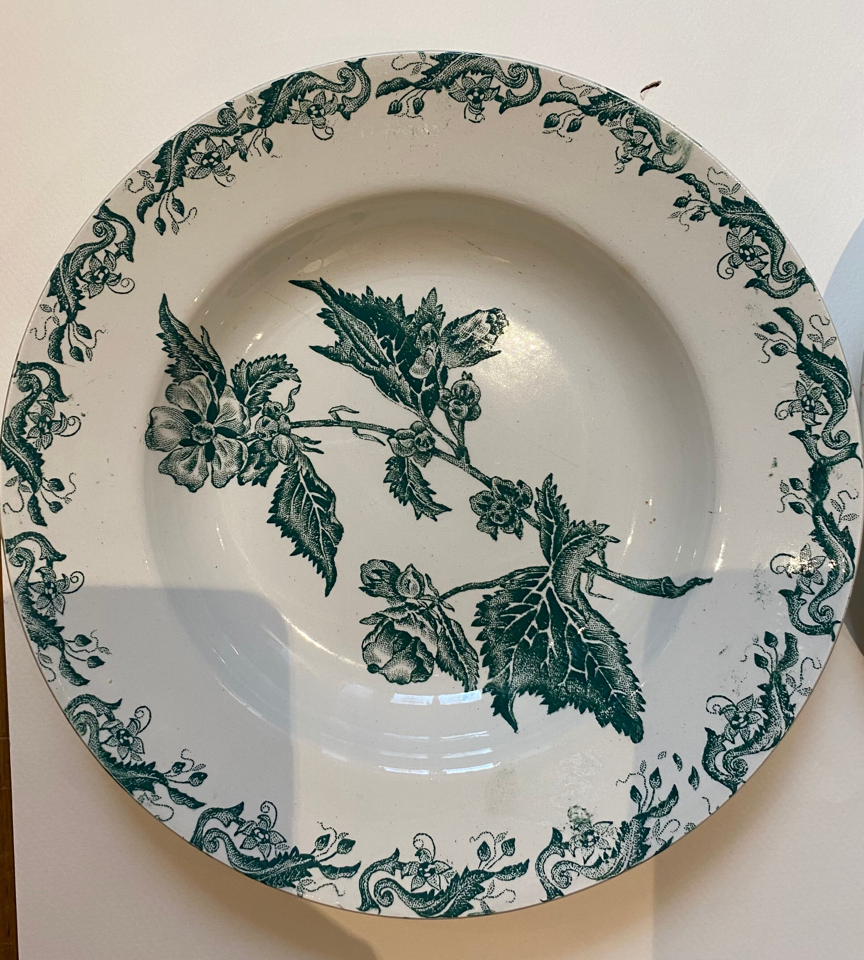 Set of 4 hollow plates, foliage decorations, Manufacture de St-Amand-les-Eaux