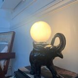 Lampe en forme d’éléphant et globe en opaline, 60-70