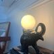 Lampe en forme d’éléphant et globe en opaline, 60-70
