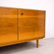 Buffet de style scandinave moderne du milieu du siècle en placage de bois chaud, années 1960-1970