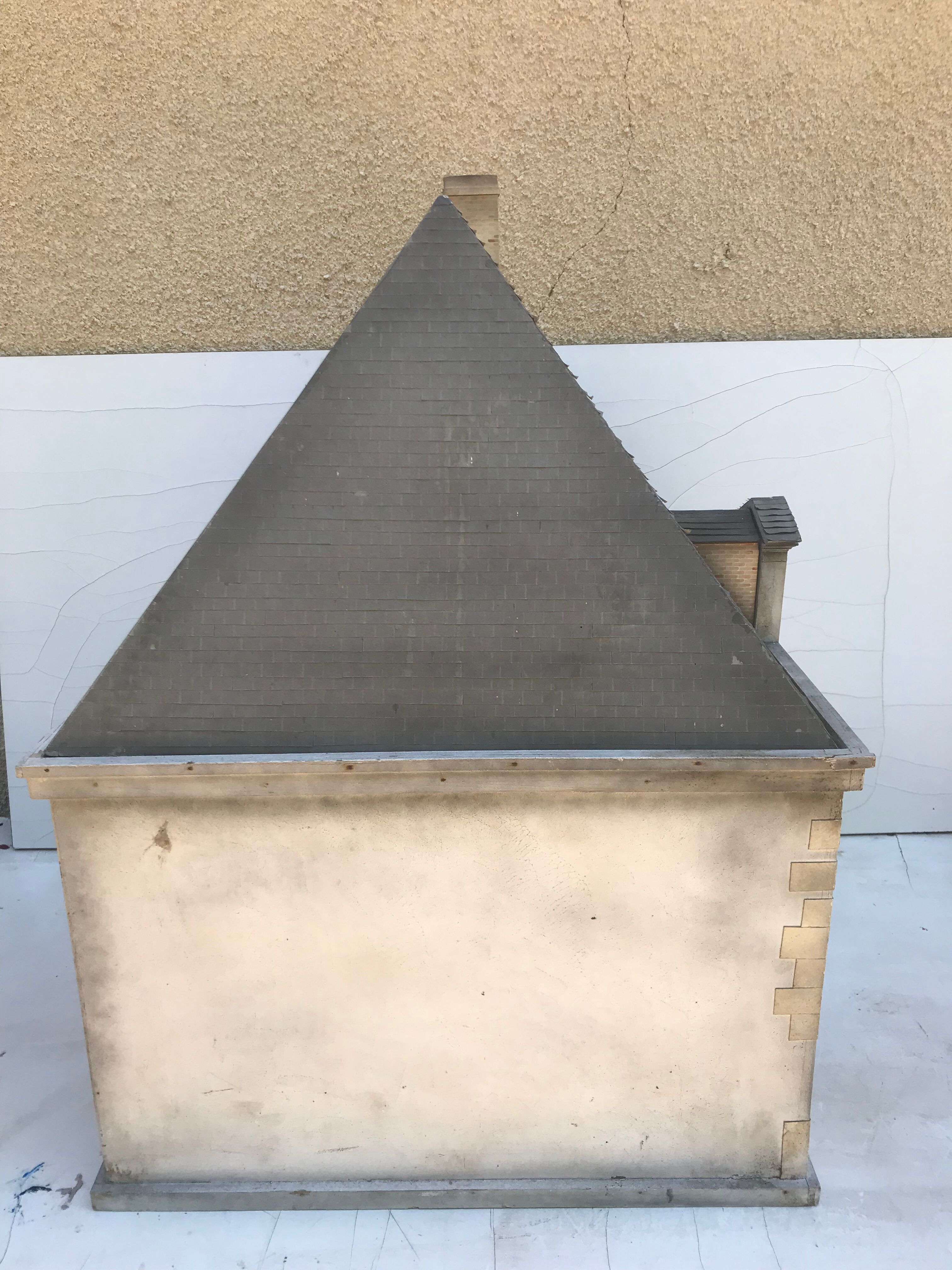 Ancienne maison de poupée