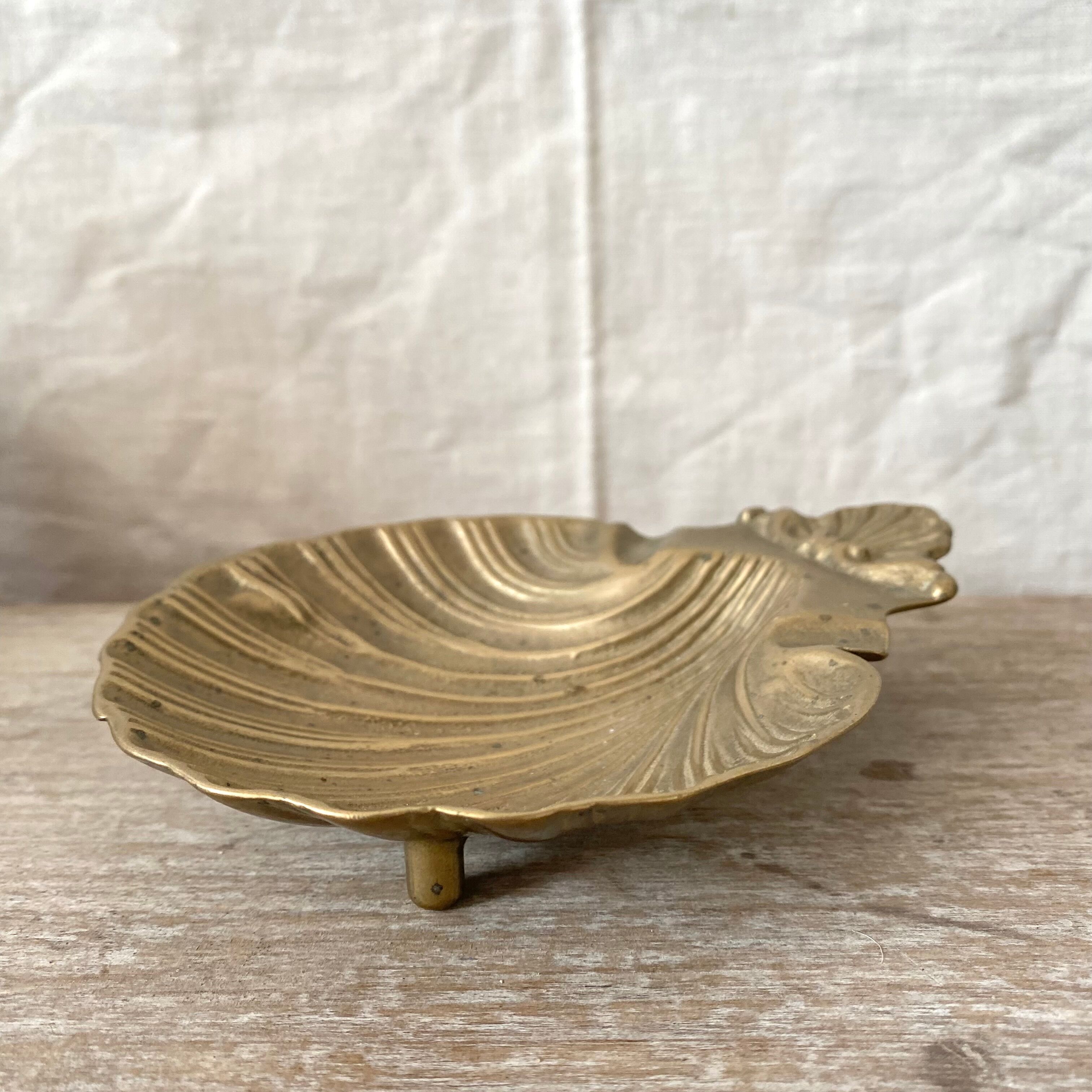 Shell ashtray, scallop shell in brass.