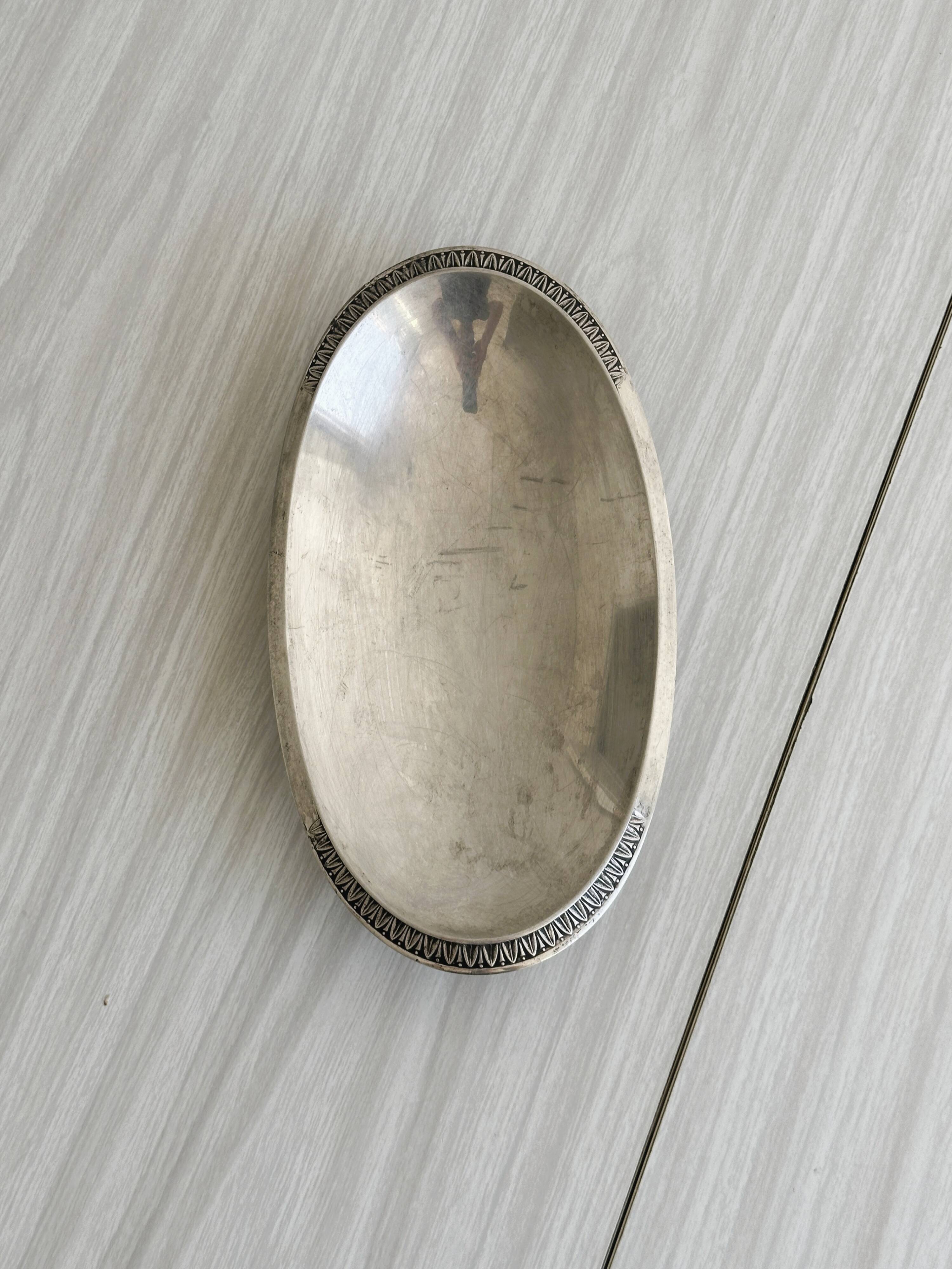 Silver-plated metal empty pocket on ball feet