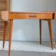 Bureau moderniste à pieds compas